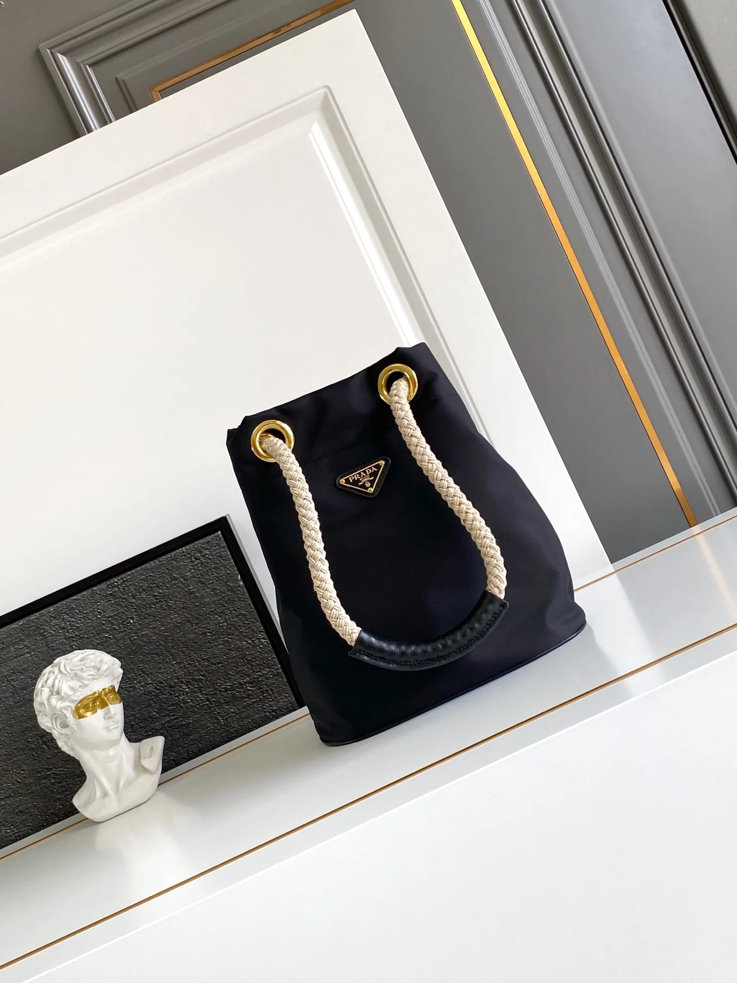 普拉达 1BE082 新款水桶包 再生尼龙包 单肩背包