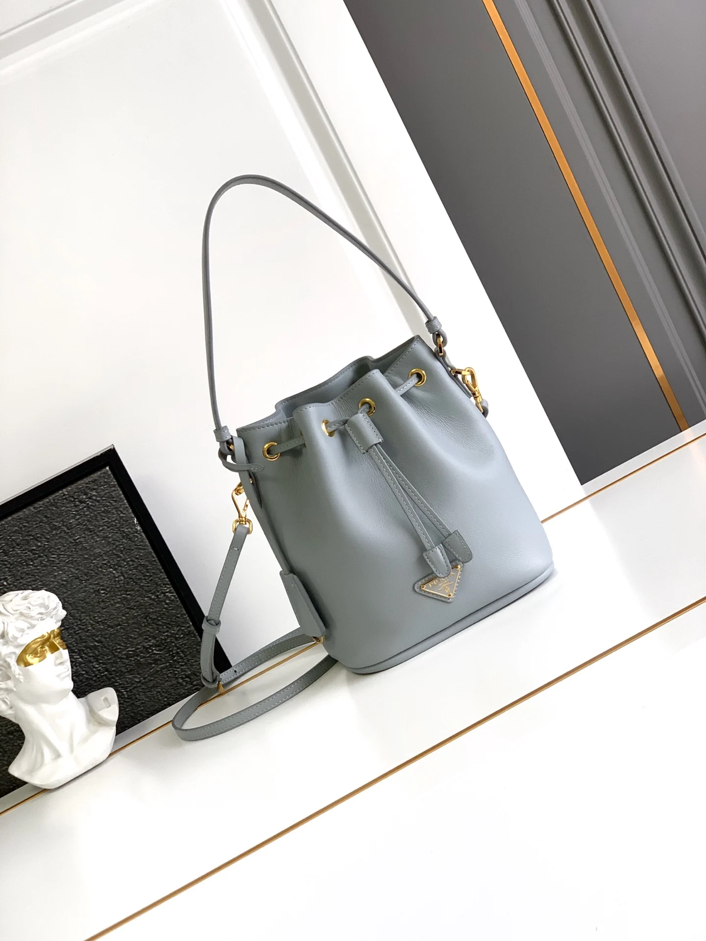 普拉达 1BE067 新款水桶包 手提斜挎包