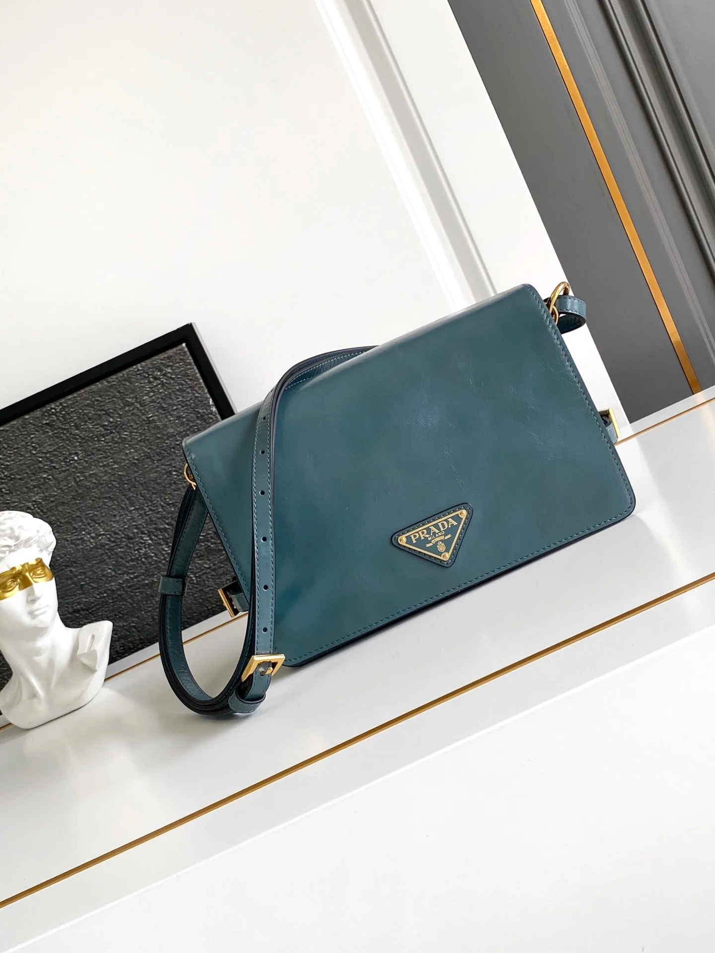 普拉达 1BD082 新款油腊皮邮差包 斜挎包