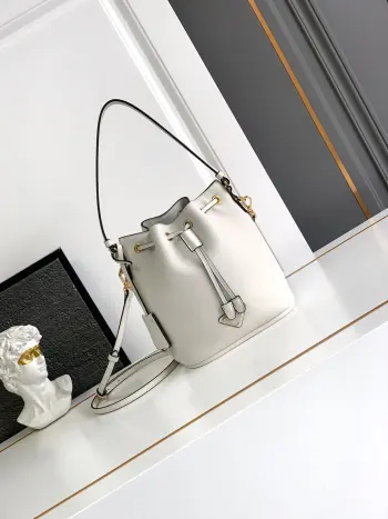 1BE067 新款水桶包 手提斜挎包 高仿普拉达女包