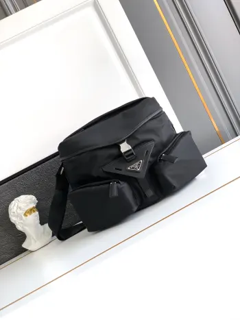 2VD062 新款男包斜跨包 高仿普拉达男包