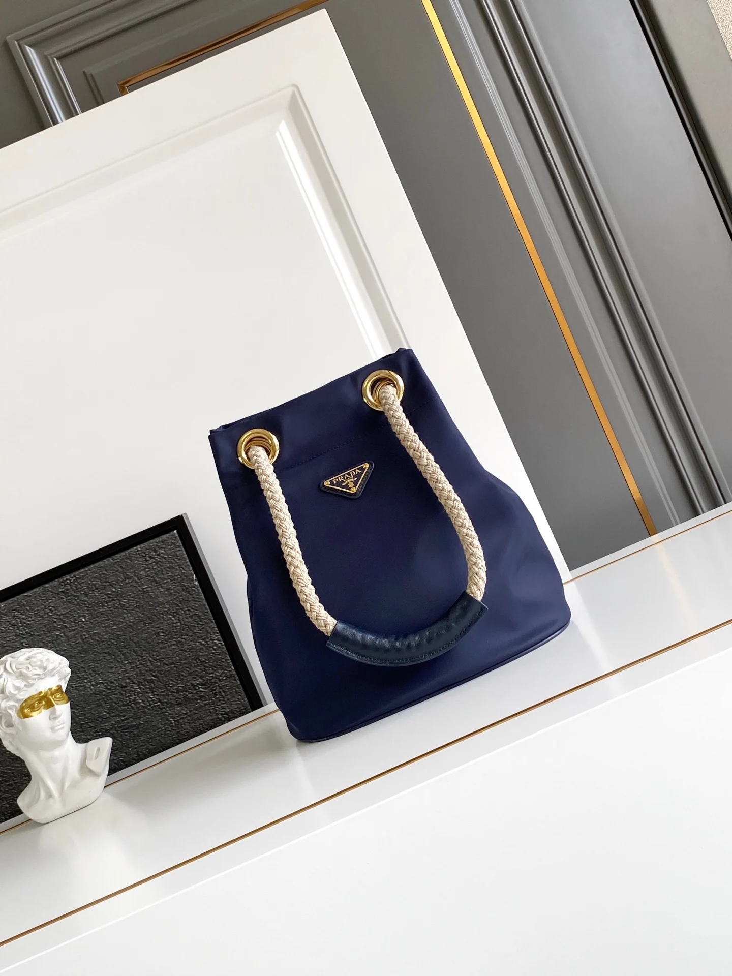 普拉达 1BE082 新款水桶包 再生尼龙包 单肩背包