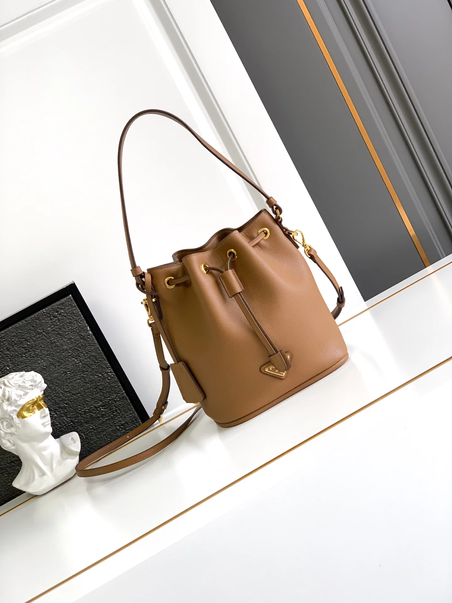 普拉达 1BE067 新款水桶包 手提斜挎包