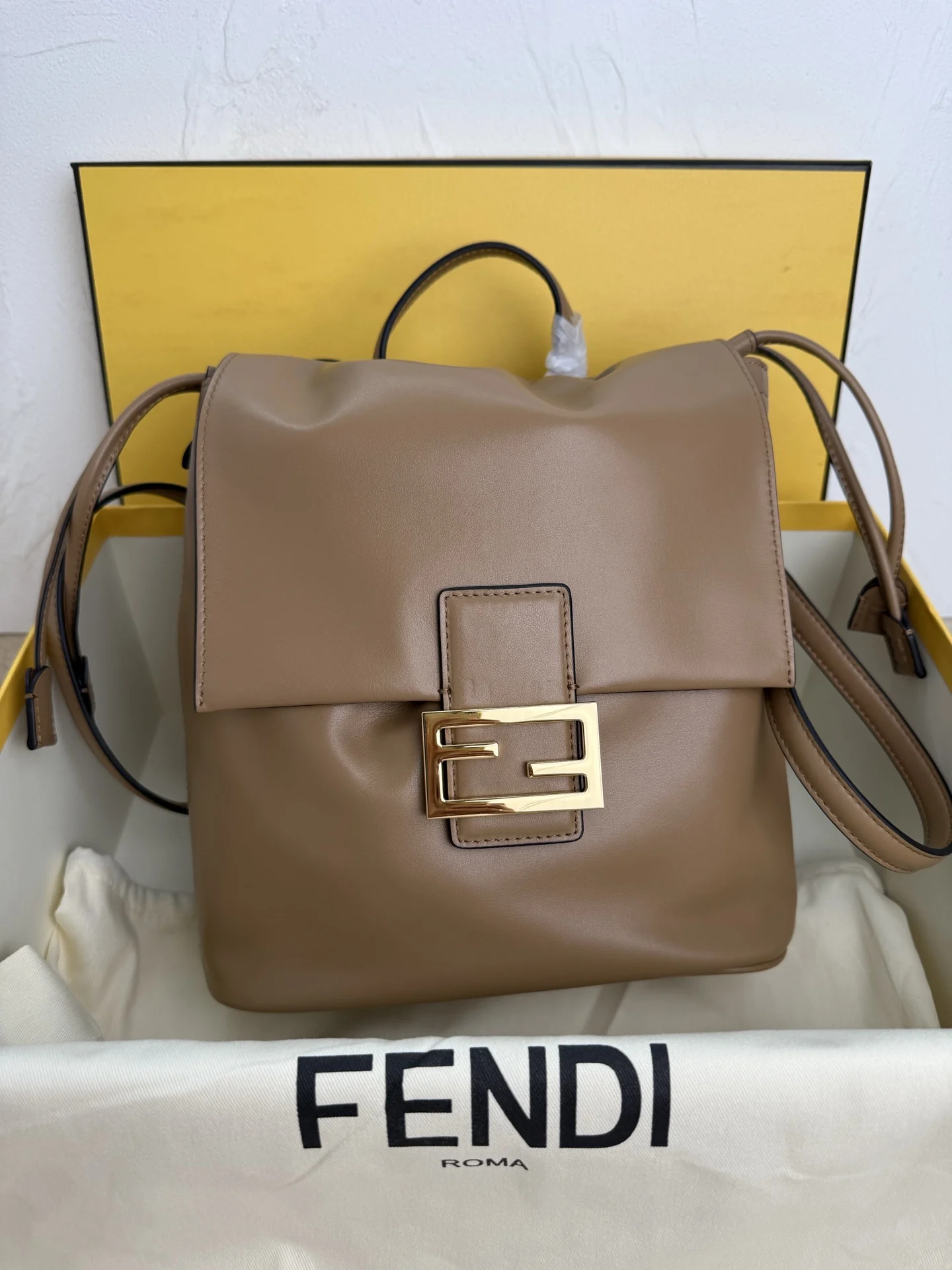 芬迪 8BZ057 设计背包 双肩包 