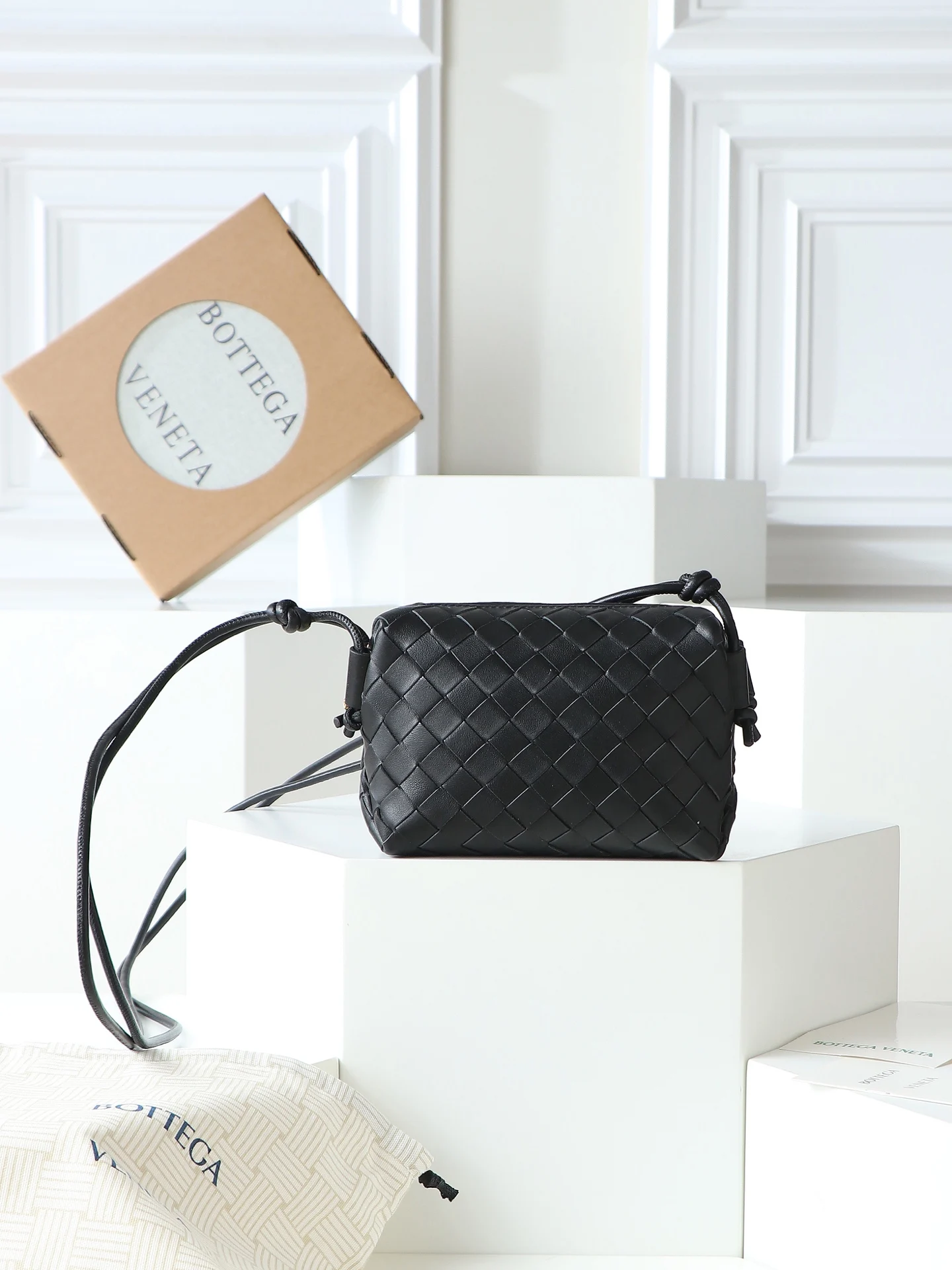 Bottega Veneta 680254 loop camera bag crossbody bag