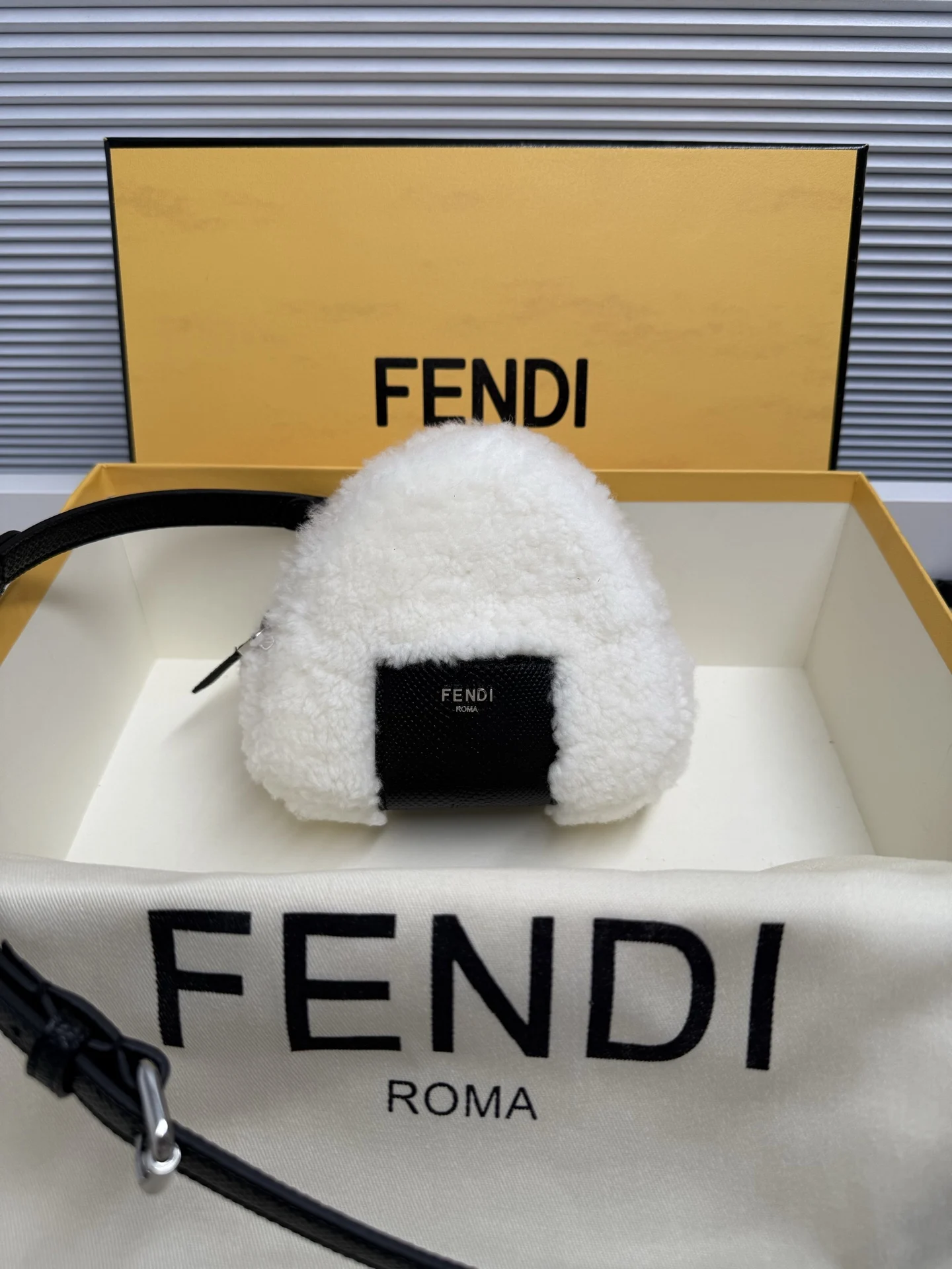 芬迪 68638B68  饭团形包 斜挎包