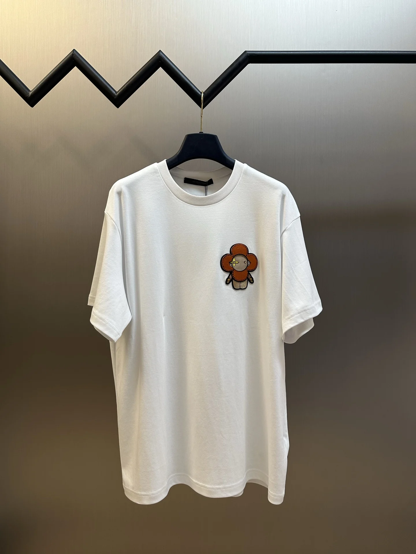 Louis Vuitton 26 Summer Men s Clothing Series Toothbrush Embroidered Doll Short Sleeve T-Shirt Louis Vuitton 26 Summer Men s Clothing Series Toothbrush Embroidered Doll Short Sleeve T-Shirt