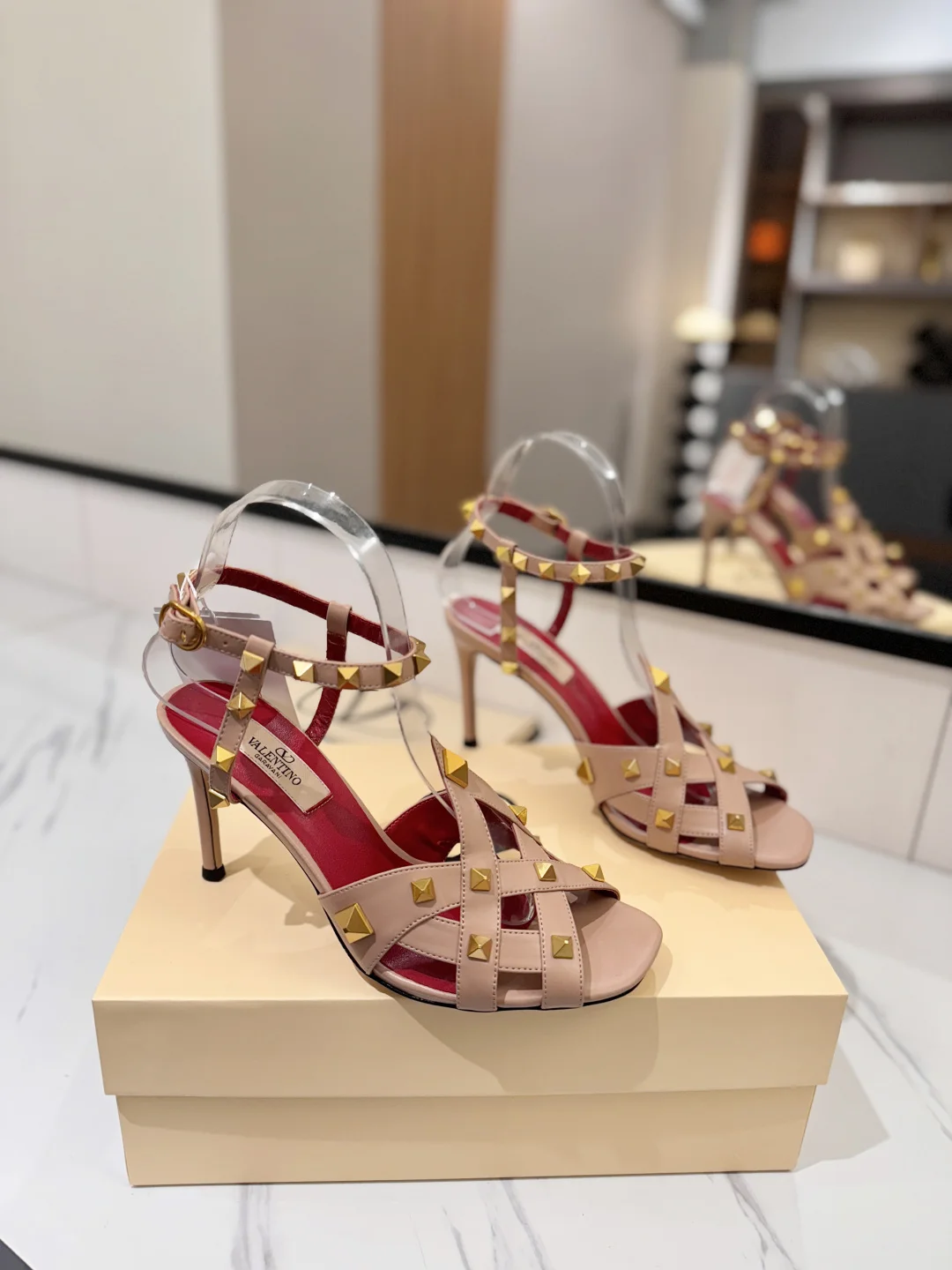 迪奥 2026新款方头弧形搭扣 细跟 高跟鞋 迪奥 2026新款方头弧形搭扣 细跟 高跟鞋