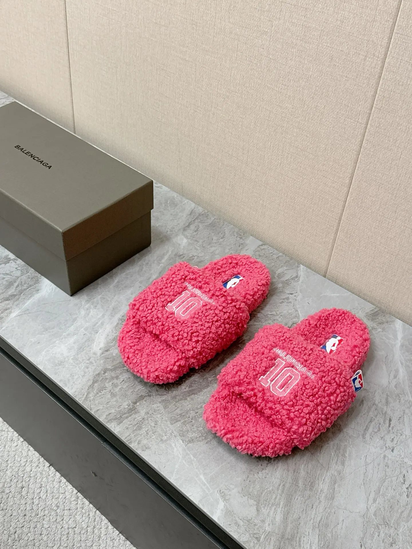 Balenciaga Latest NBA co-branded couple s furry slippers