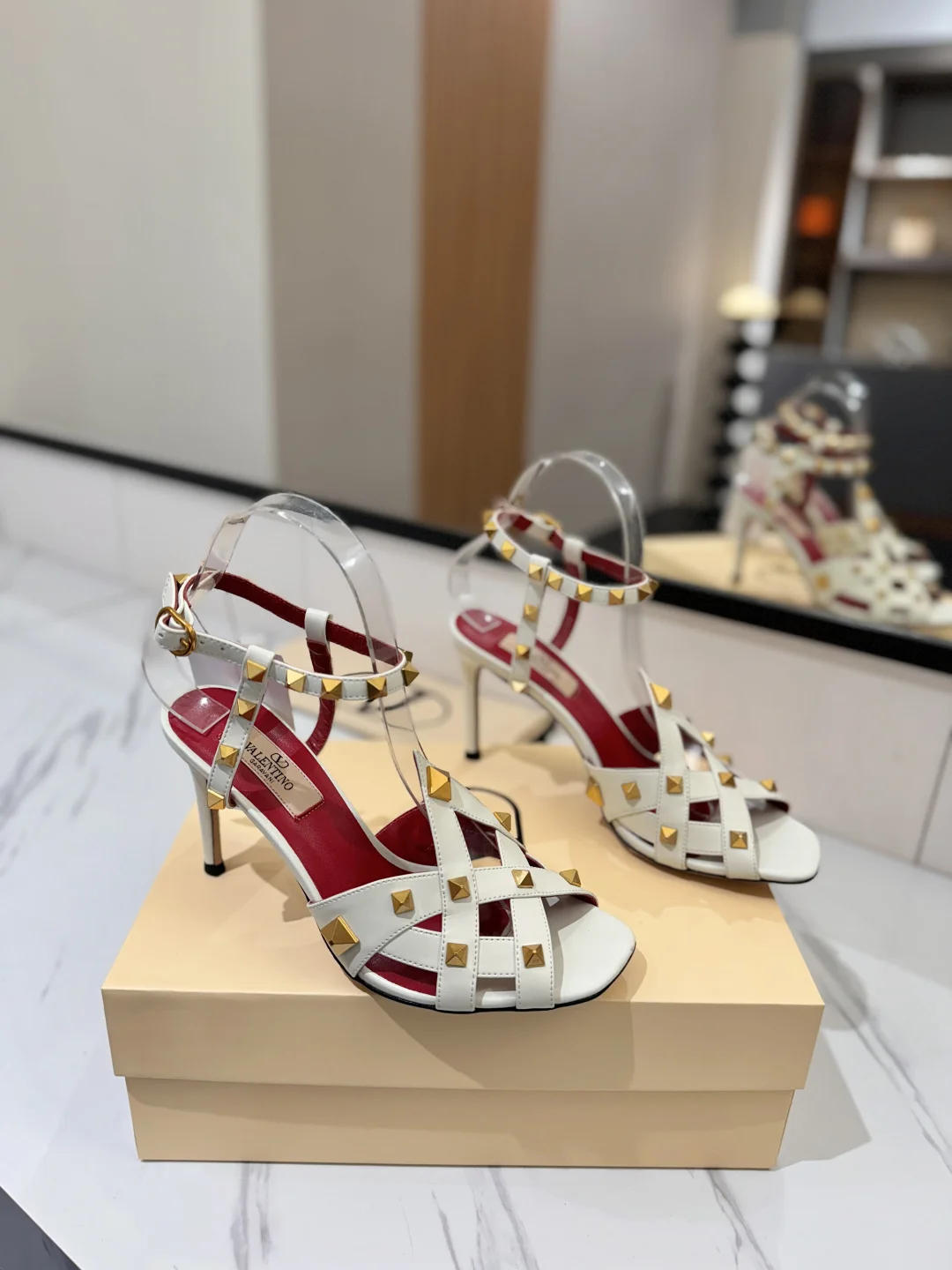 迪奥 2026新款方头弧形搭扣 细跟 高跟鞋 迪奥 2026新款方头弧形搭扣 细跟 高跟鞋