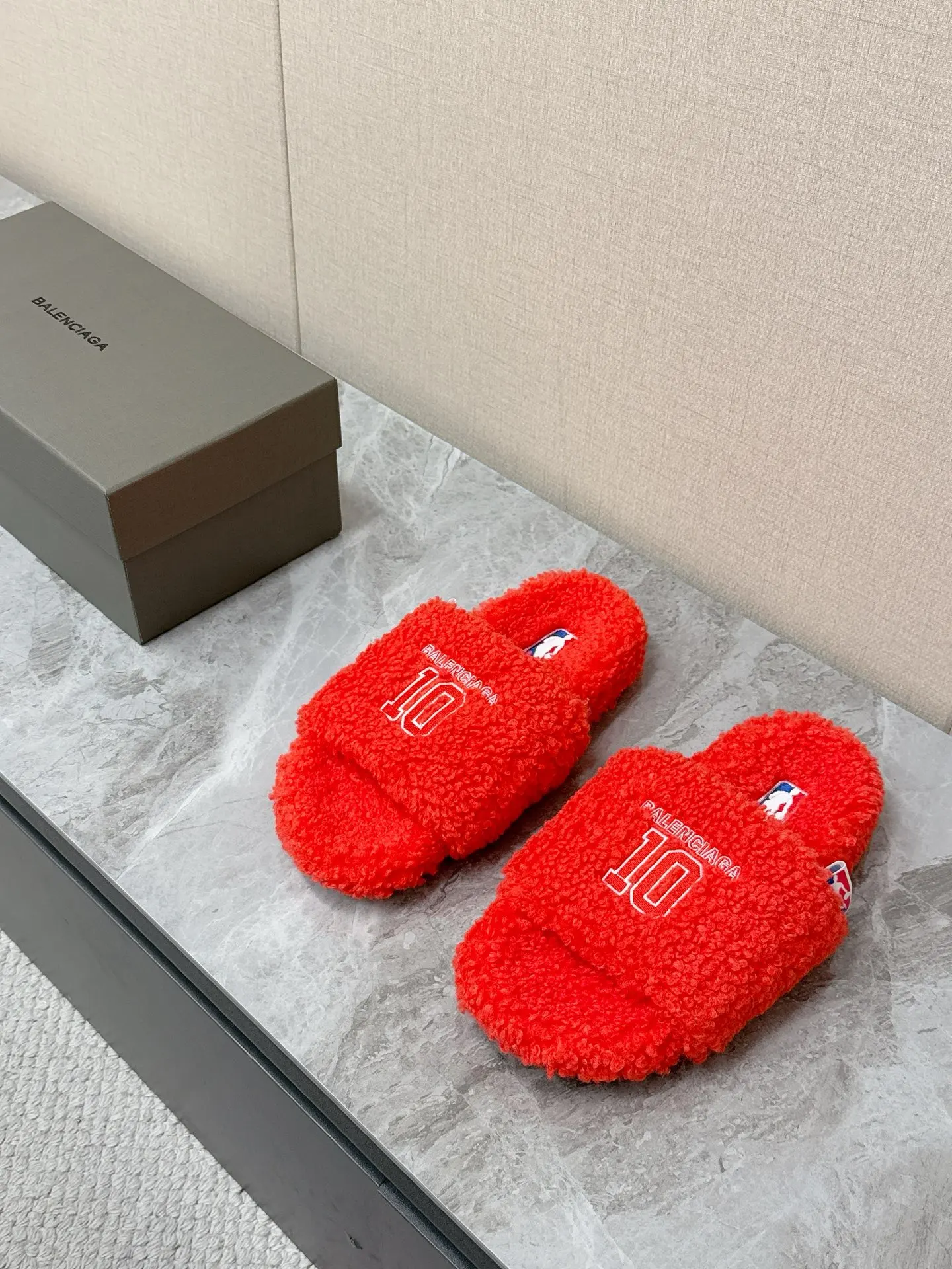 Balenciaga Latest NBA co-branded couple s furry slippers