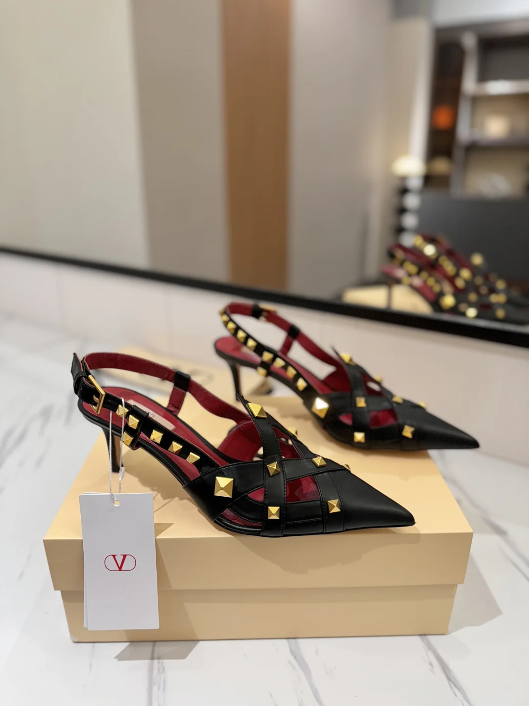 迪奥 2026新款尖头搭扣 细跟 高跟鞋 迪奥 2026新款尖头搭扣 细跟 高跟鞋