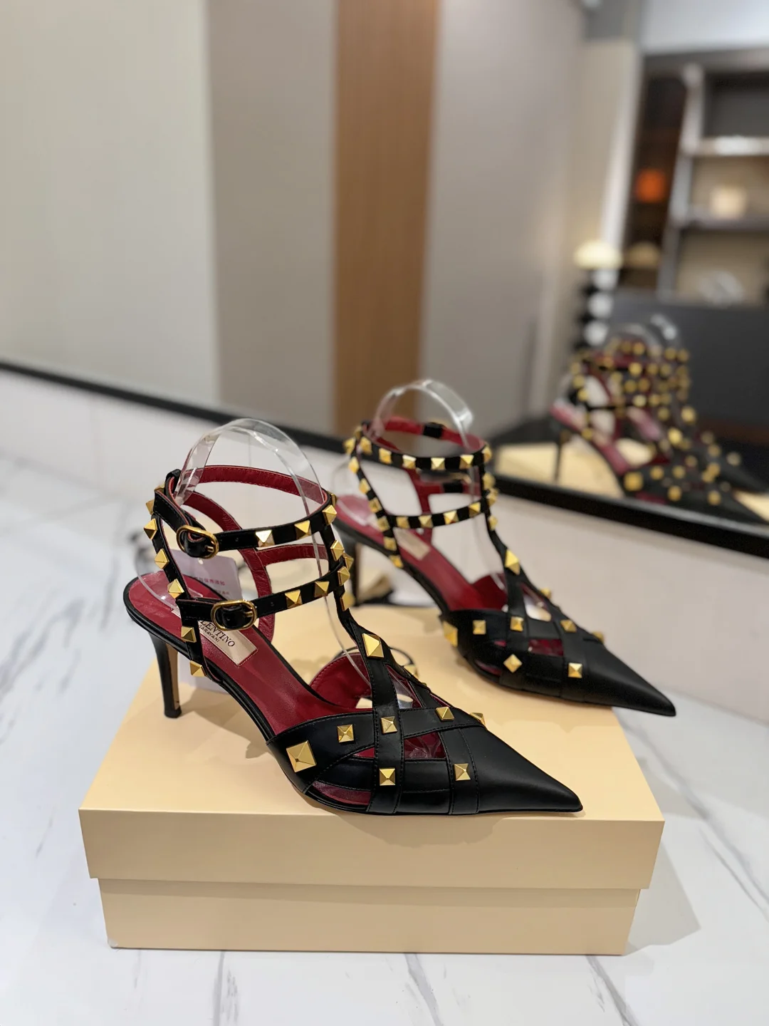 迪奥 2026新款尖头搭扣 细跟 高跟鞋 迪奥 2026新款尖头搭扣 细跟 高跟鞋