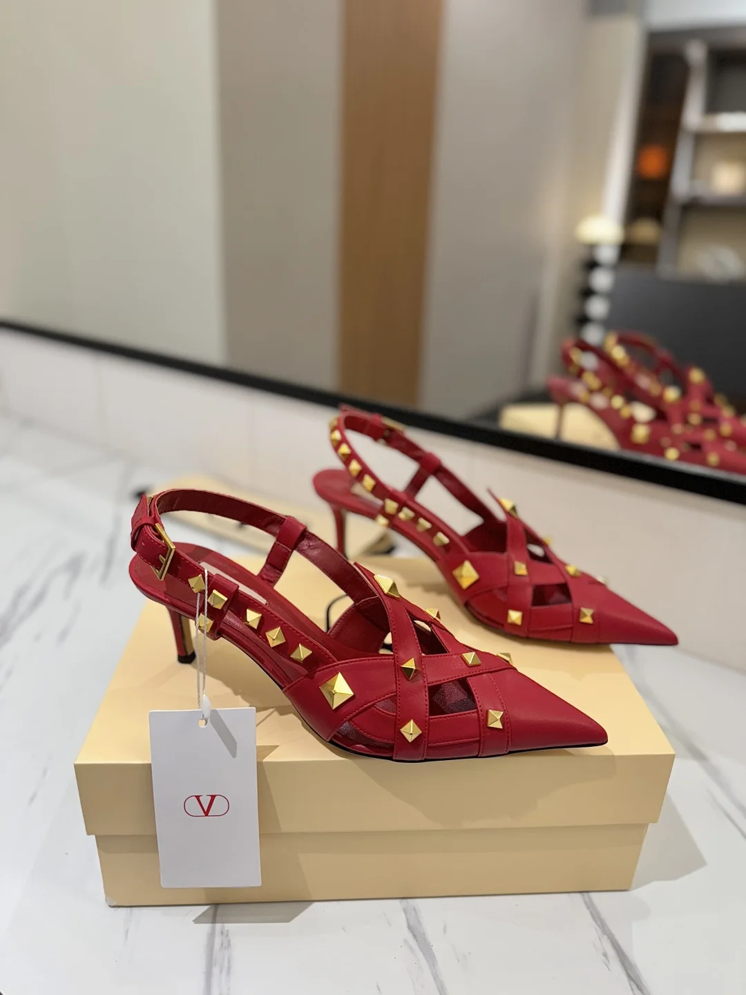 迪奥 2026新款尖头搭扣 细跟 高跟鞋 迪奥 2026新款尖头搭扣 细跟 高跟鞋