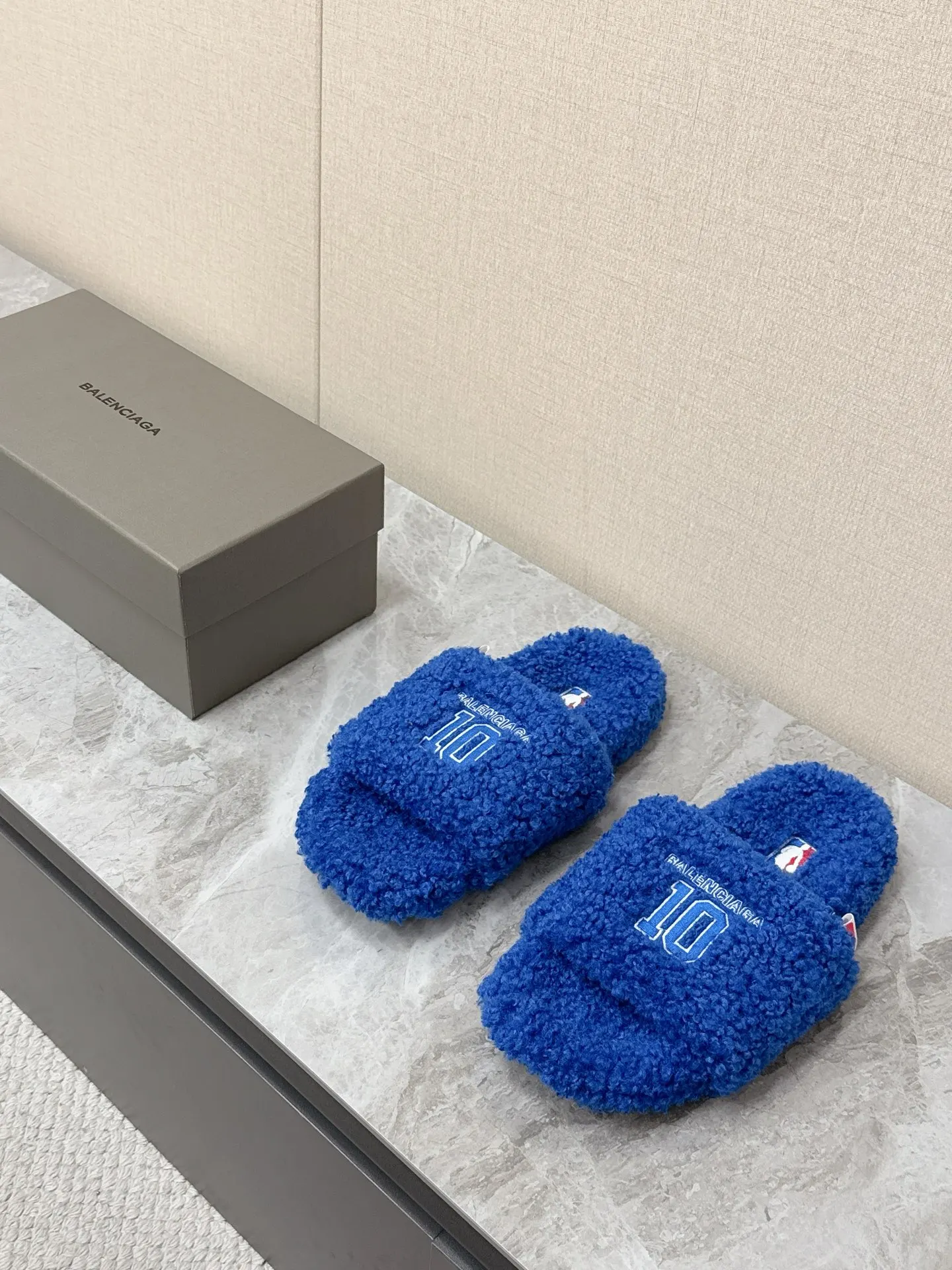 Balenciaga Latest NBA co-branded couple s furry slippers