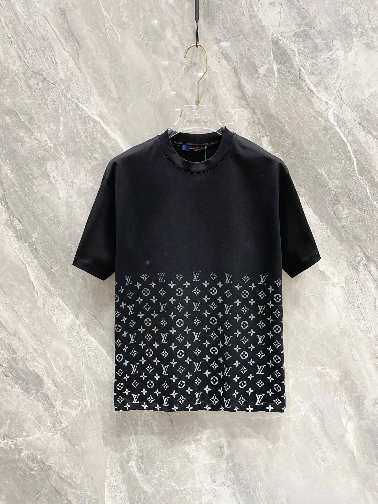 Louis Vuitton 2025 Spring/Summer New Collection Debut: Latest Boutique Short-Sleeve Crew Neck T-Shirt Louis Vuitton 2025 Spring/Summer New Collection Debut: Latest Boutique Short-Sleeve Crew Neck T-Shirt