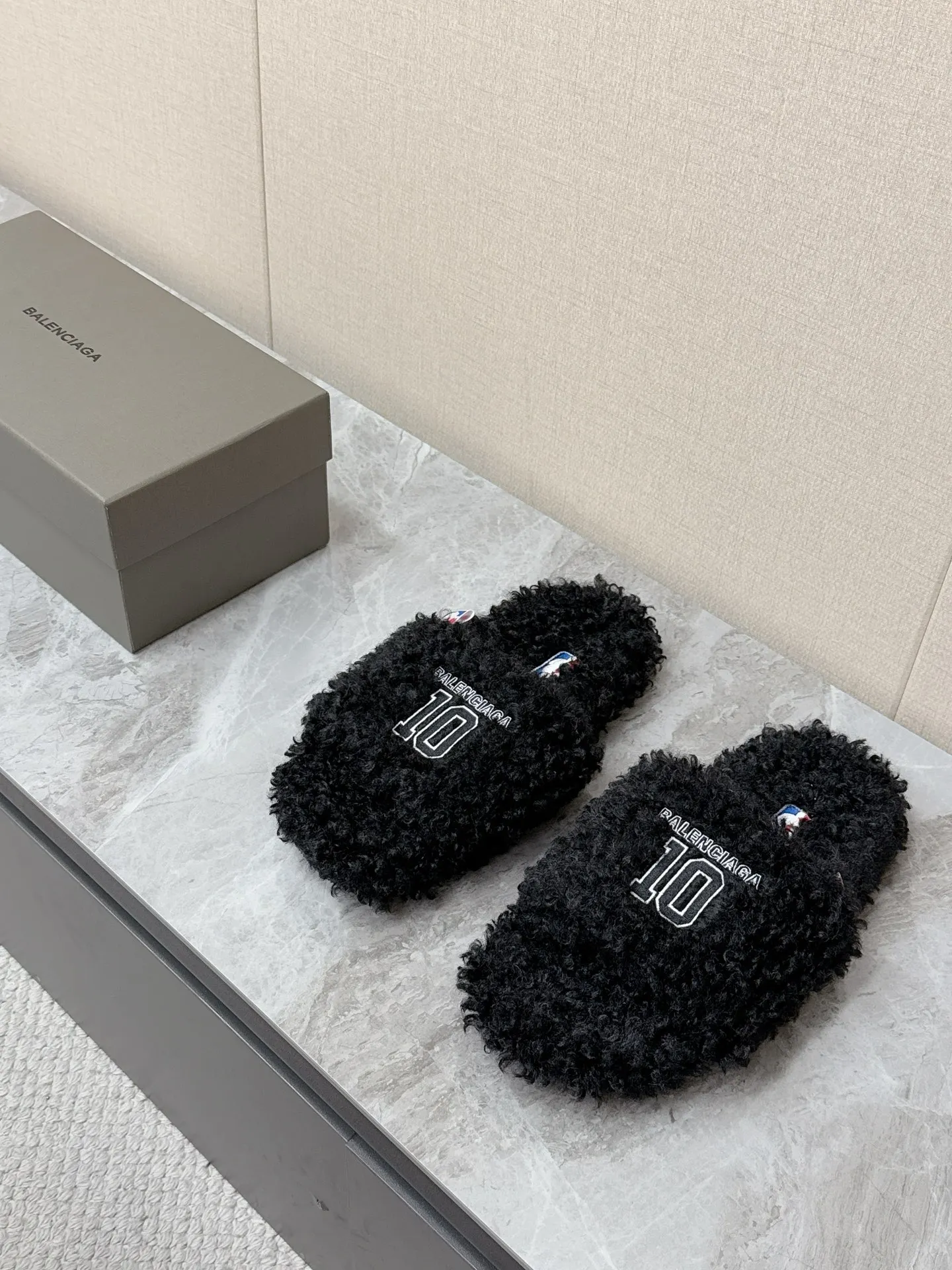 Balenciaga Latest NBA co-branded couple s furry slippers