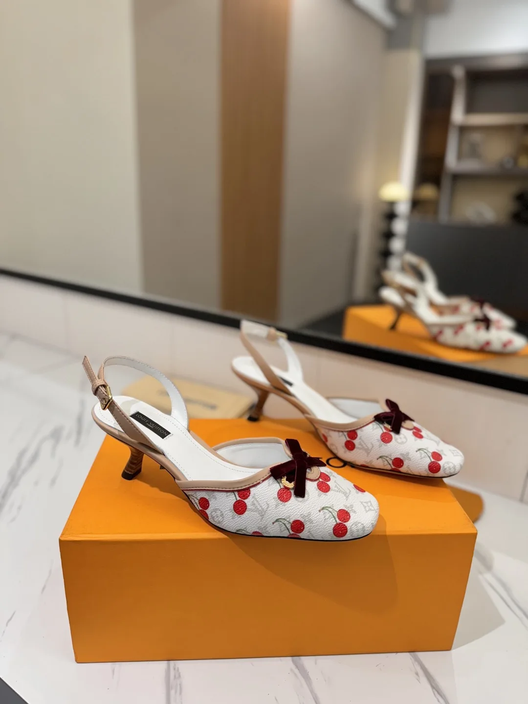 LV 官网系列最新走秀款凉鞋