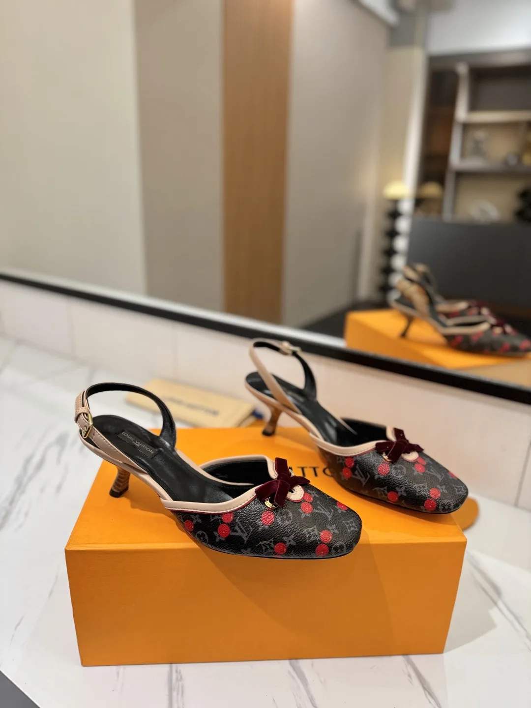 LV 官网系列最新走秀款凉鞋