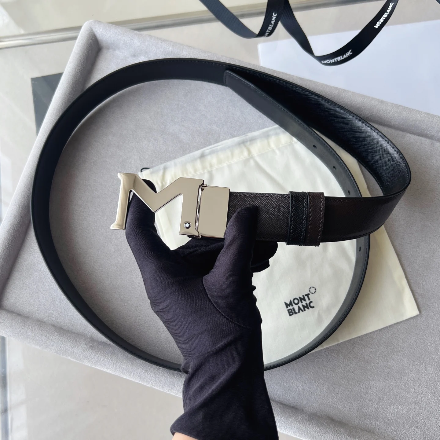 万宝龙 M 字形带扣黑色双面皮带 万宝龙 M 字形带扣黑色双面皮带