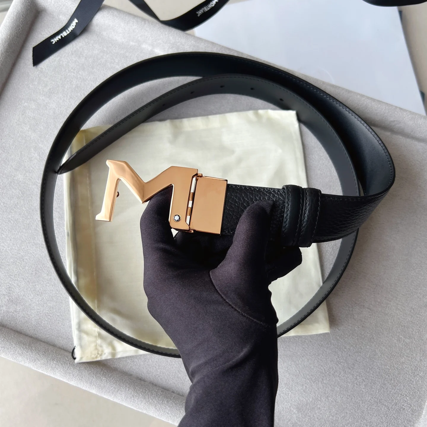 万宝龙 M 字形带扣黑色双面皮带 万宝龙 M 字形带扣黑色双面皮带