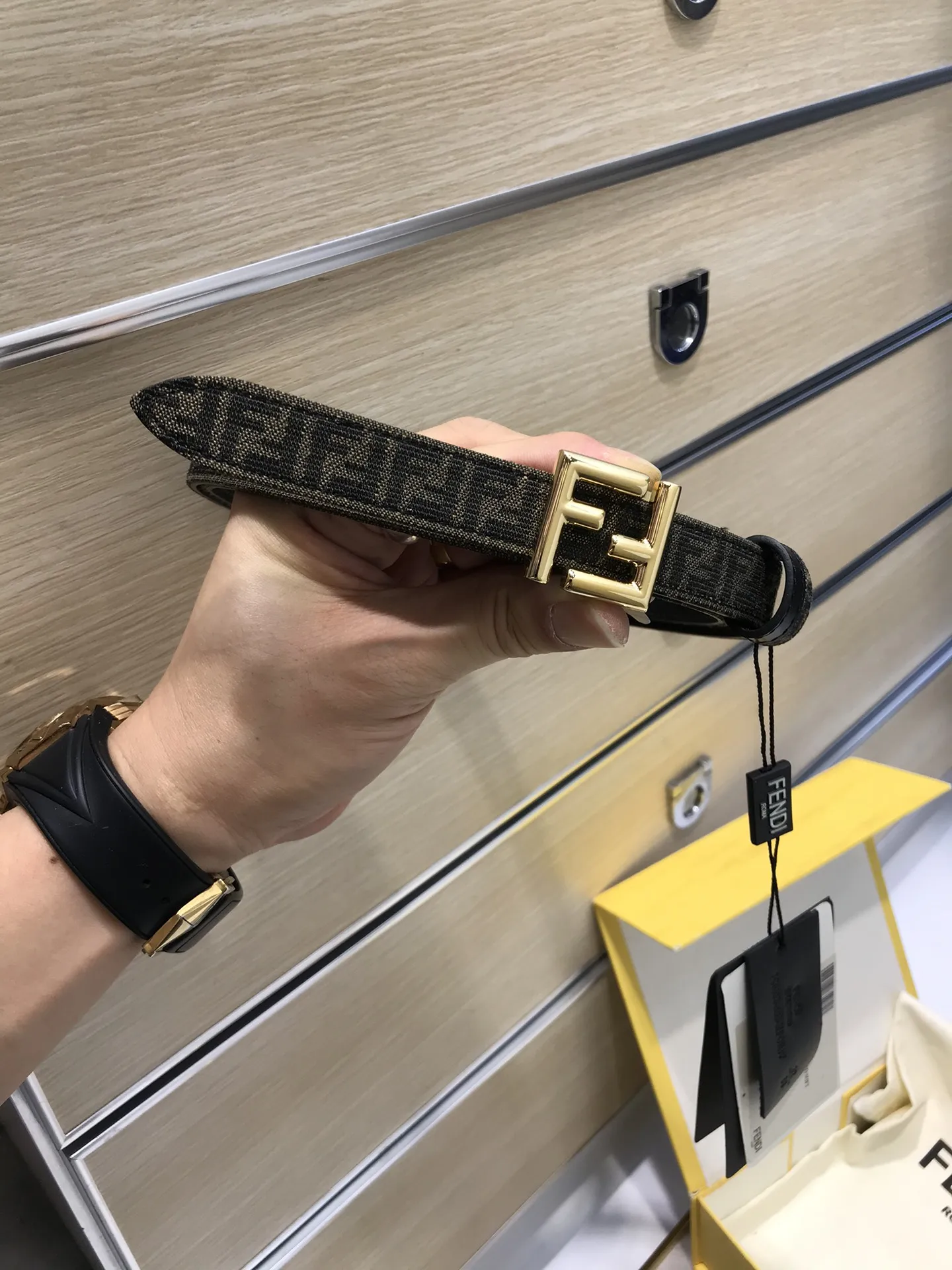 芬迪 FD 老花纹F标志造型女士皮带