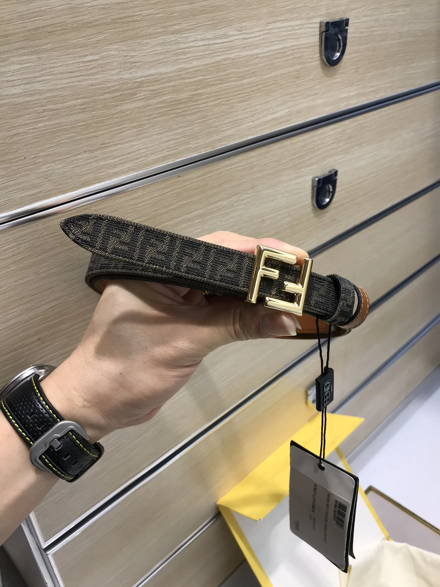 芬迪 FD 老花纹F标志造型女士皮带 芬迪 FD 老花纹F标志造型女士皮带