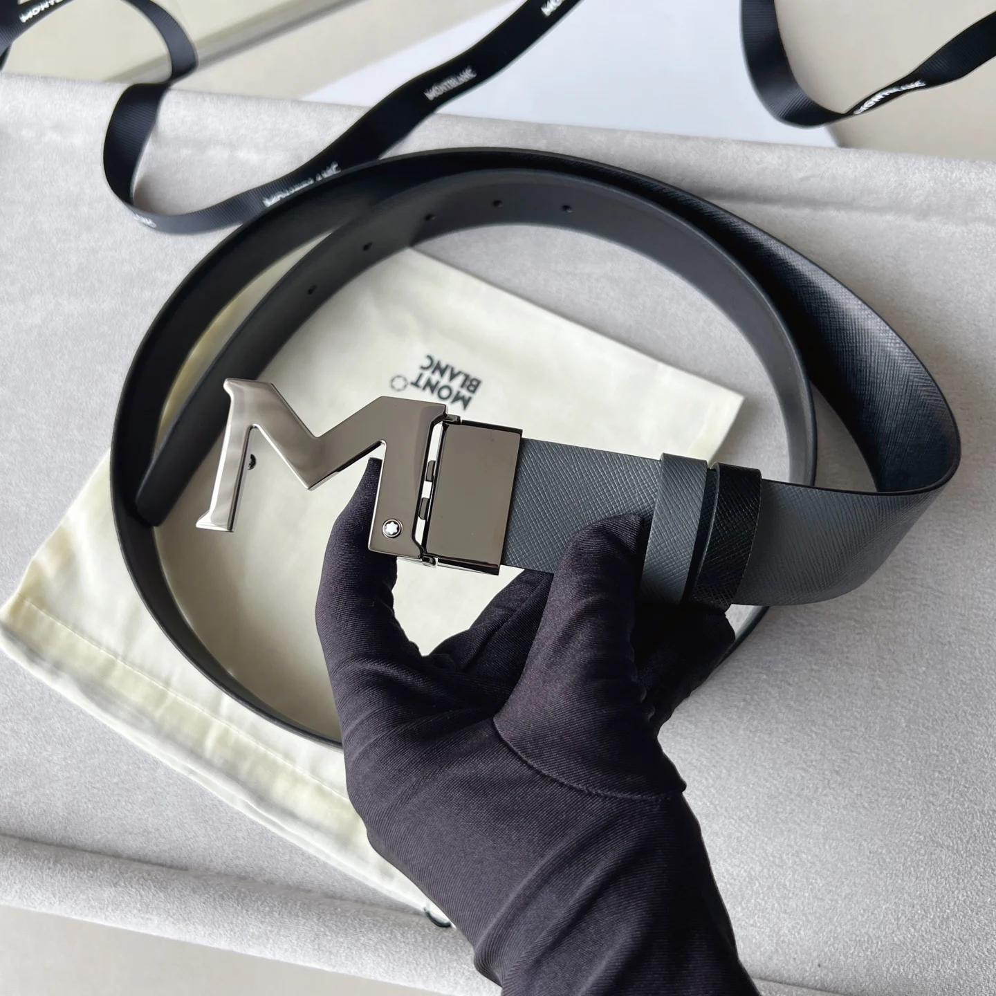 万宝龙 M 字形带扣黑色双面皮带 万宝龙 M 字形带扣黑色双面皮带