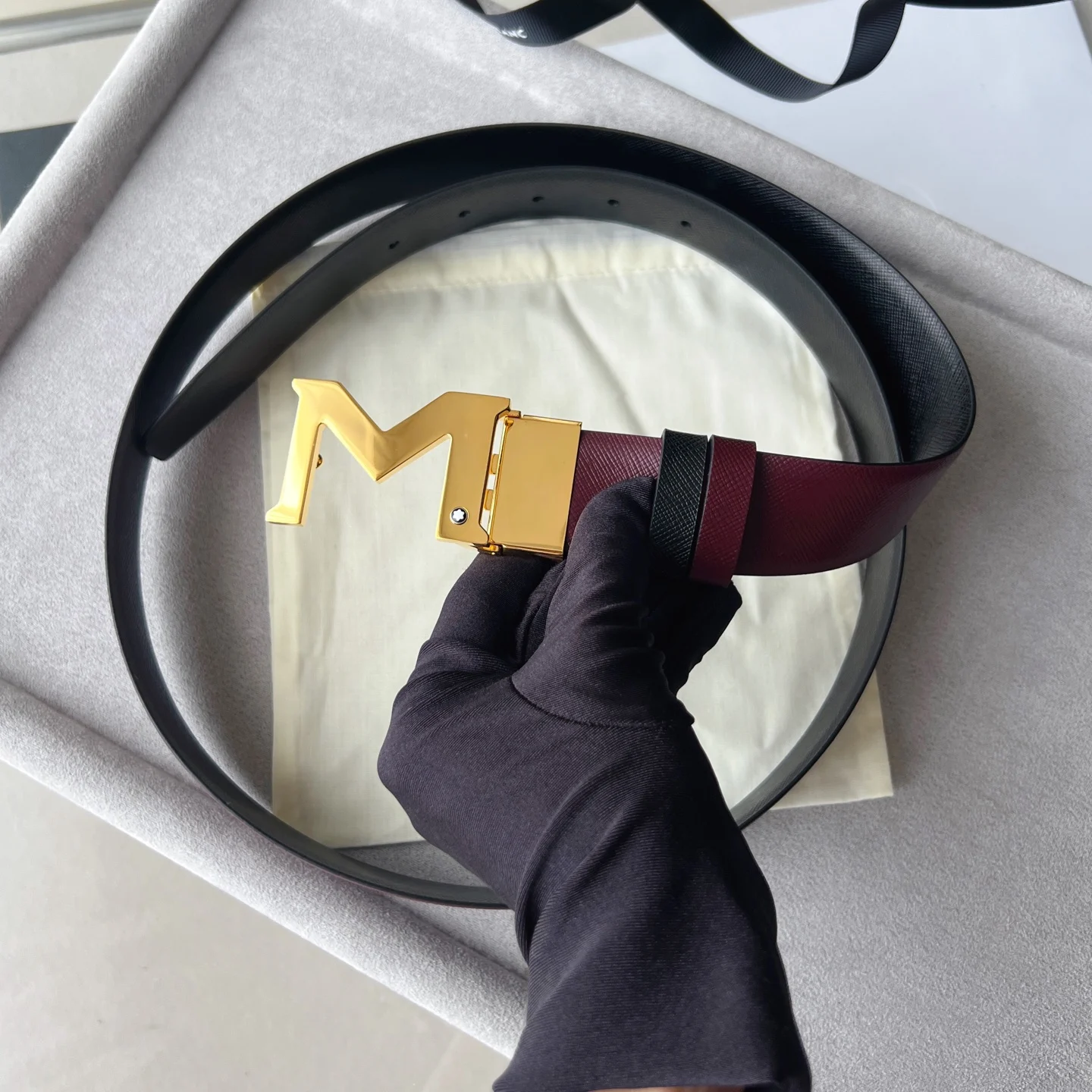 万宝龙 M 字形带扣黑色双面皮带 万宝龙 M 字形带扣黑色双面皮带