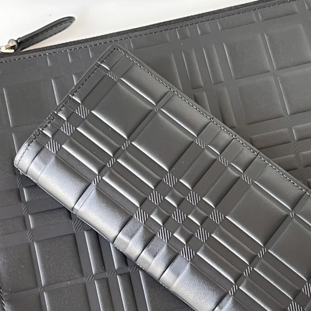 巴宝莉  压花格纹皮革长款夹  钱包