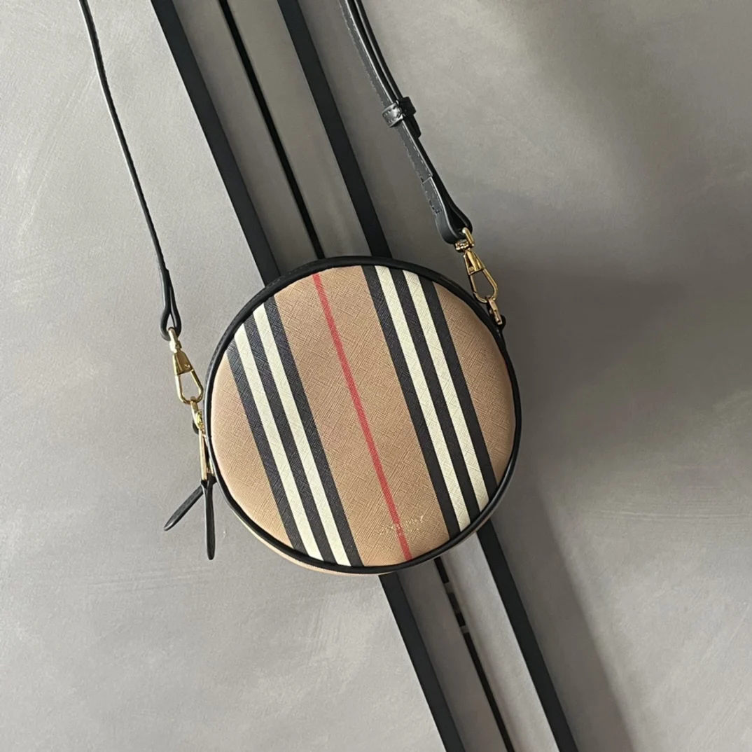 巴宝莉 B家最新精巧的圆形包  斜挎包