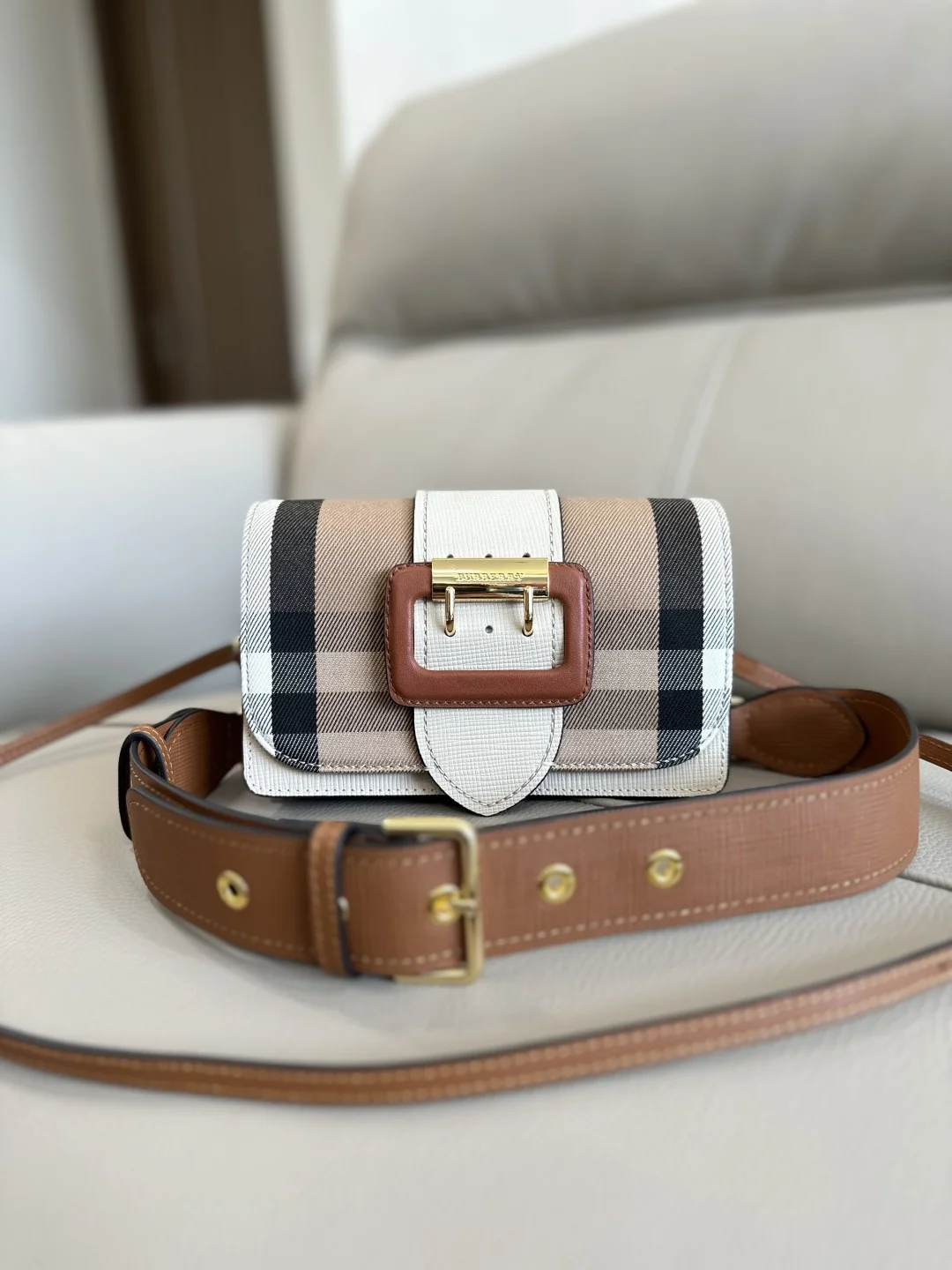 巴宝莉 460163 B家The Buckle 搭扣包  斜挎包