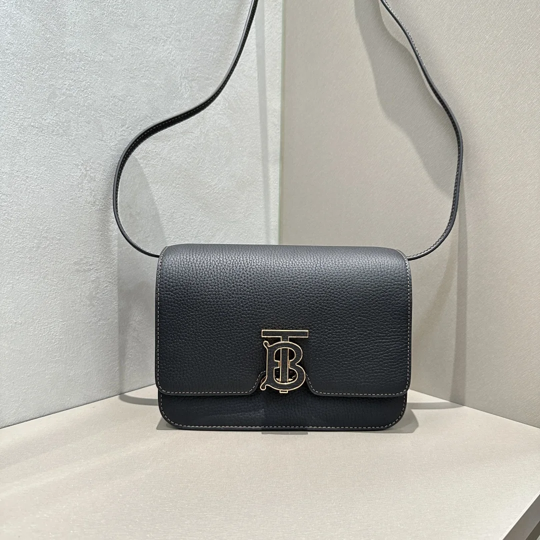 巴宝莉 3311 B家最新版型立挺粒纹皮革包 斜挎包 巴宝莉 3311 B家最新版型立挺粒纹皮革包 斜挎包