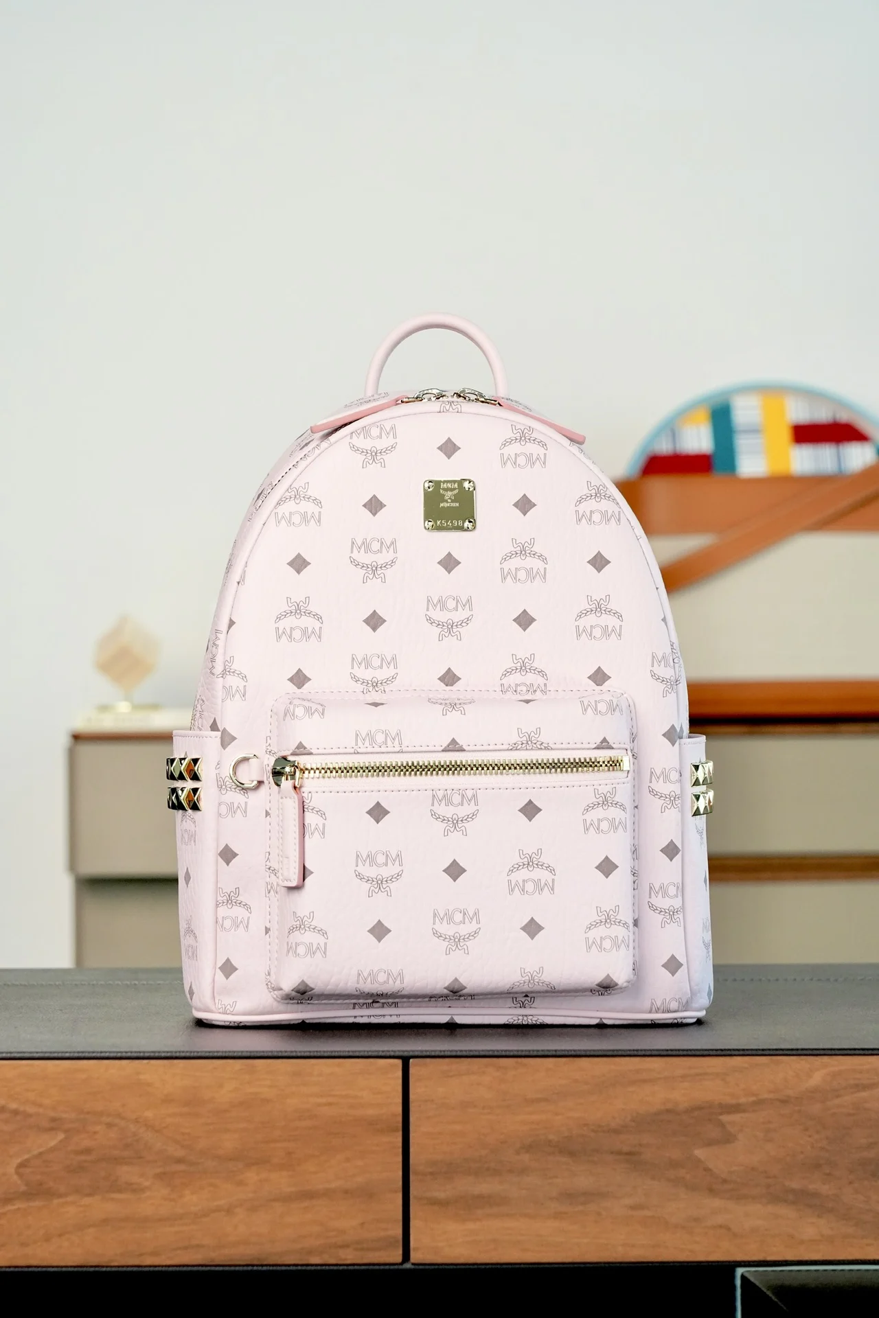 MCM MMKAAVE09CO001 老花满印干邑色豪华的双肩背包 双肩包 MCM MMKAAVE09CO001 老花满印干邑色豪华的双肩背包 双肩包