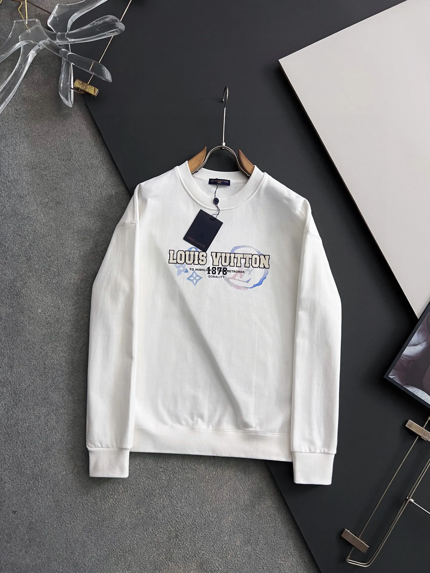 LV 精美工艺圆领款卫衣