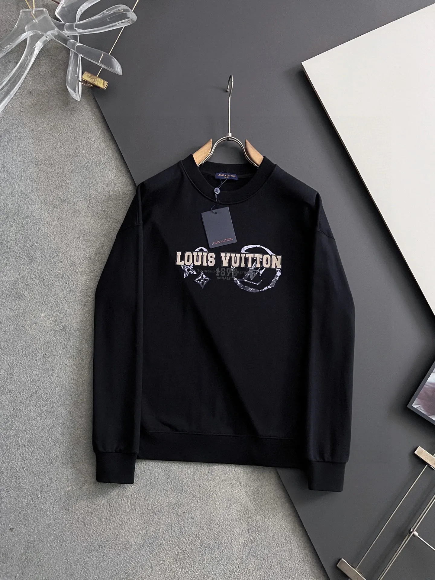 LV 精美工艺圆领款卫衣