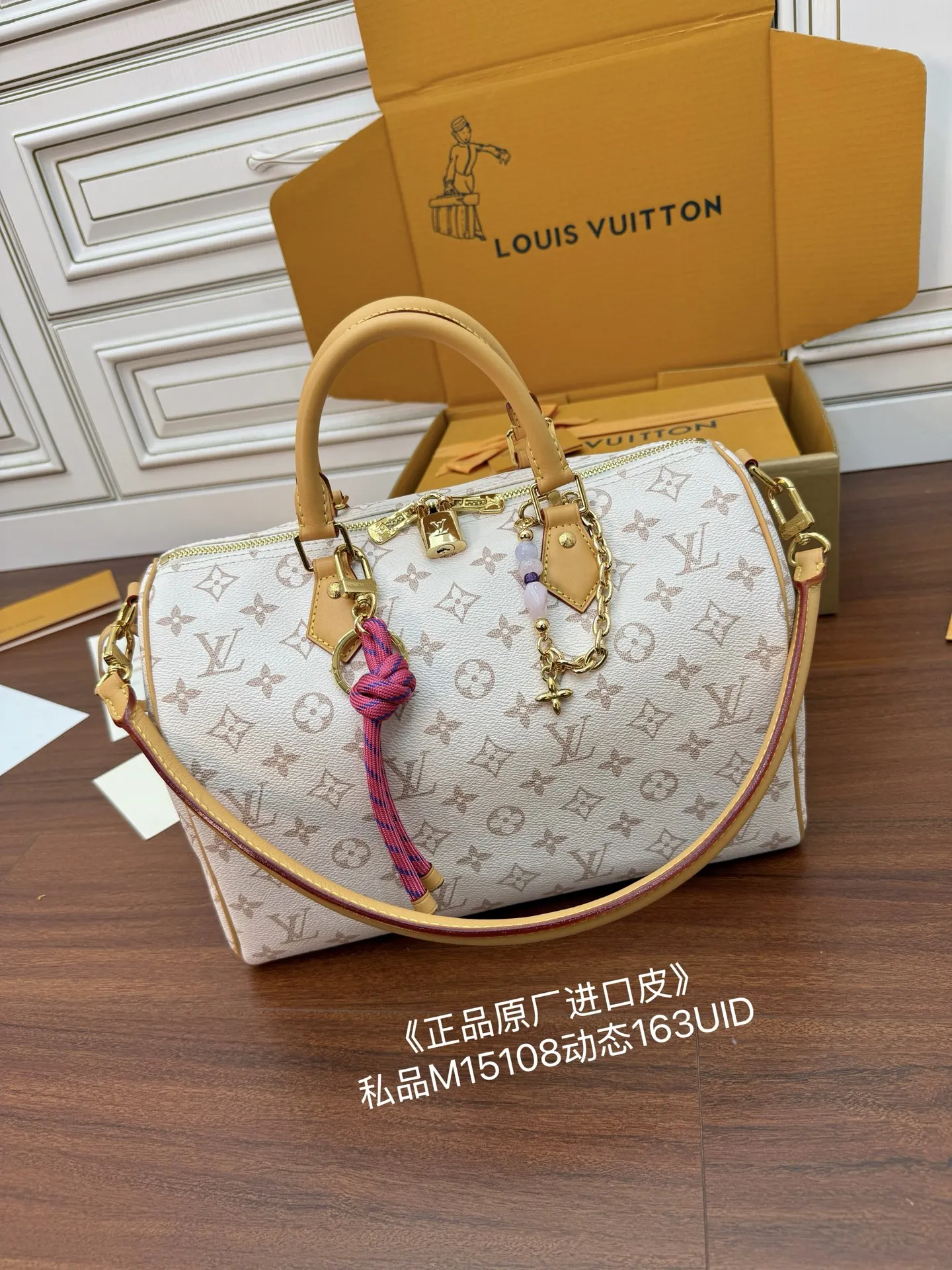 LV M15108  动态电子芯片菱形面料包 肩背包