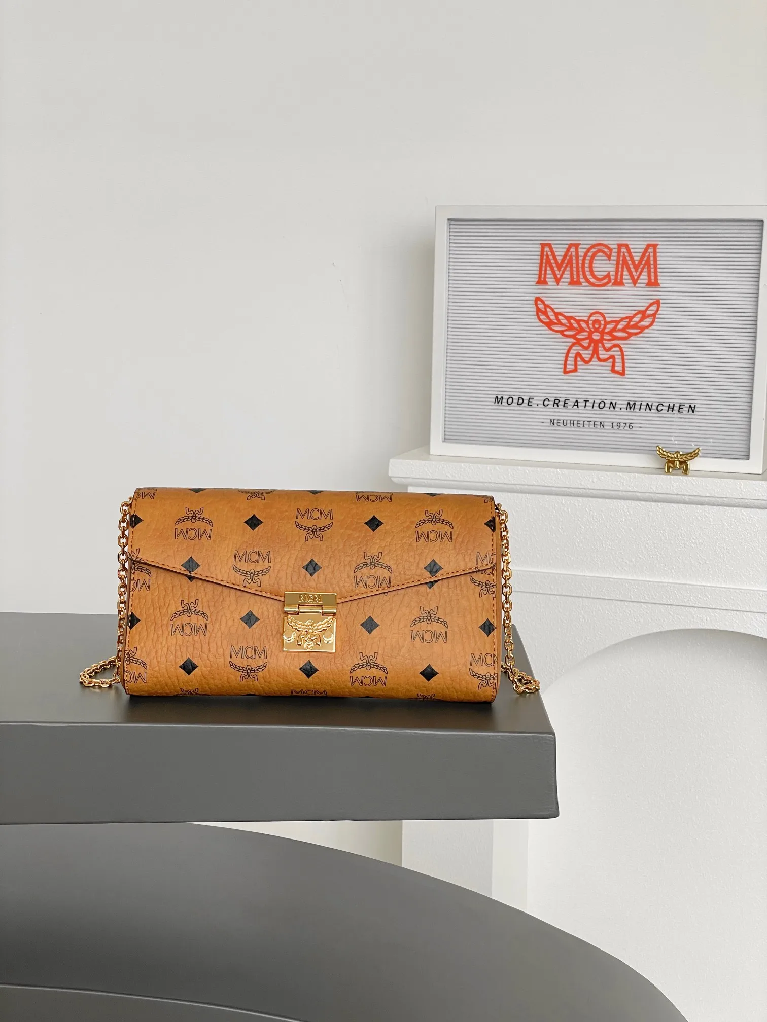 MCM MMRAAME03CO001 印花新版中号信封包 斜挎包 MCM MMRAAME03CO001 印花新版中号信封包 斜挎包
