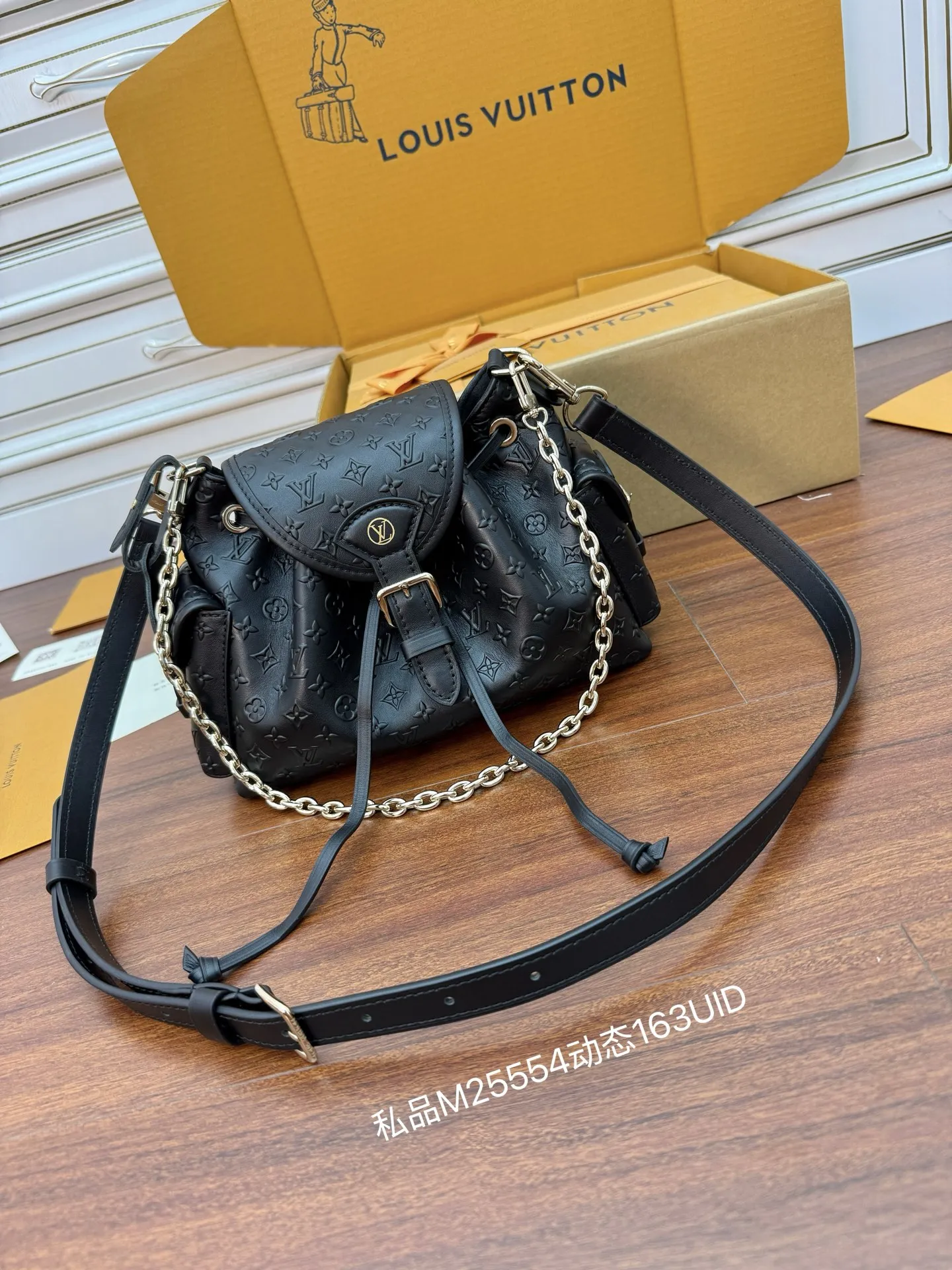 LV M25554 动态电子芯片礼品袋 双肩包 LV M25554 动态电子芯片礼品袋 双肩包