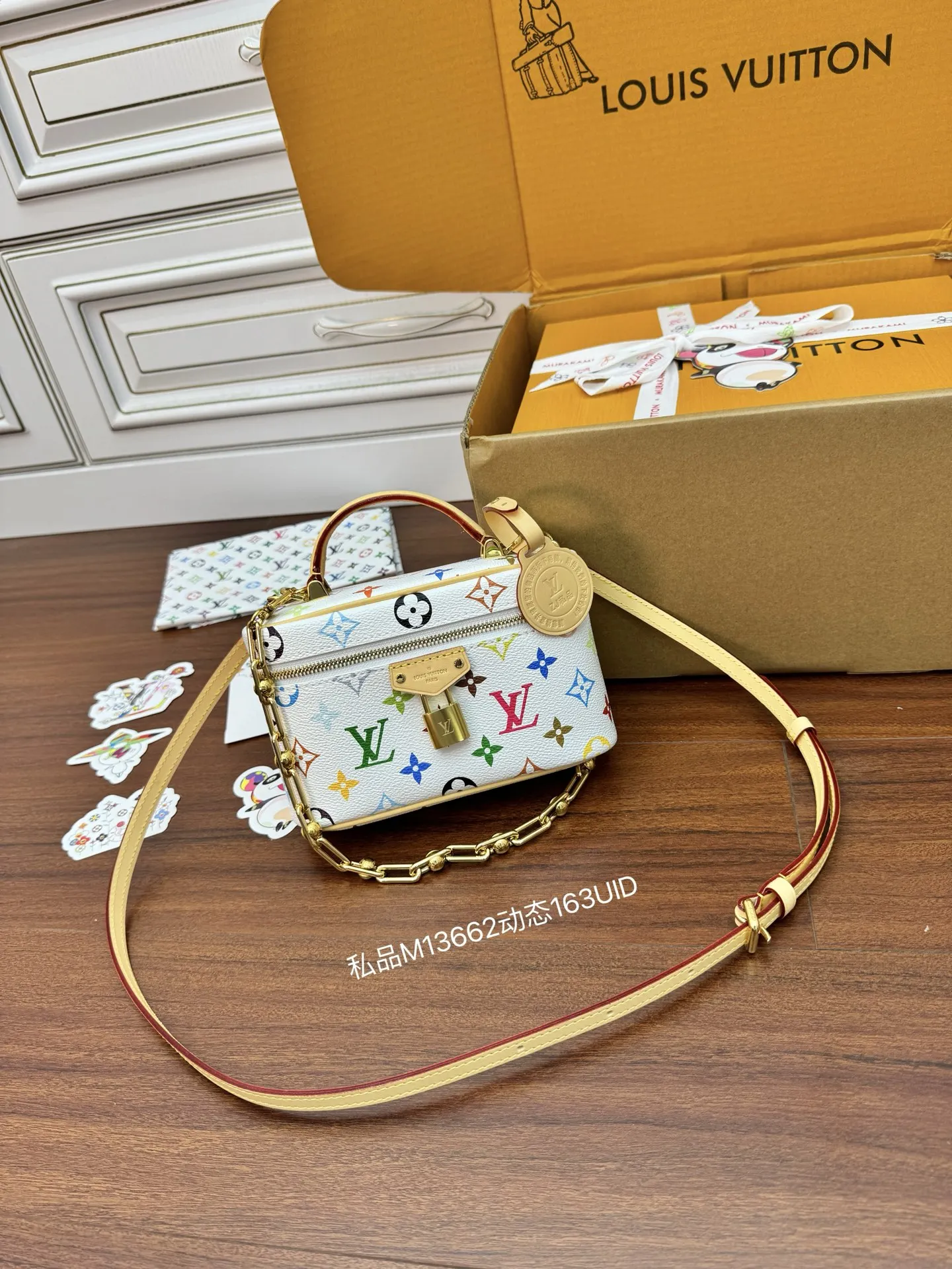 LV M13662  动态电子芯片菱形面料包 斜挎包