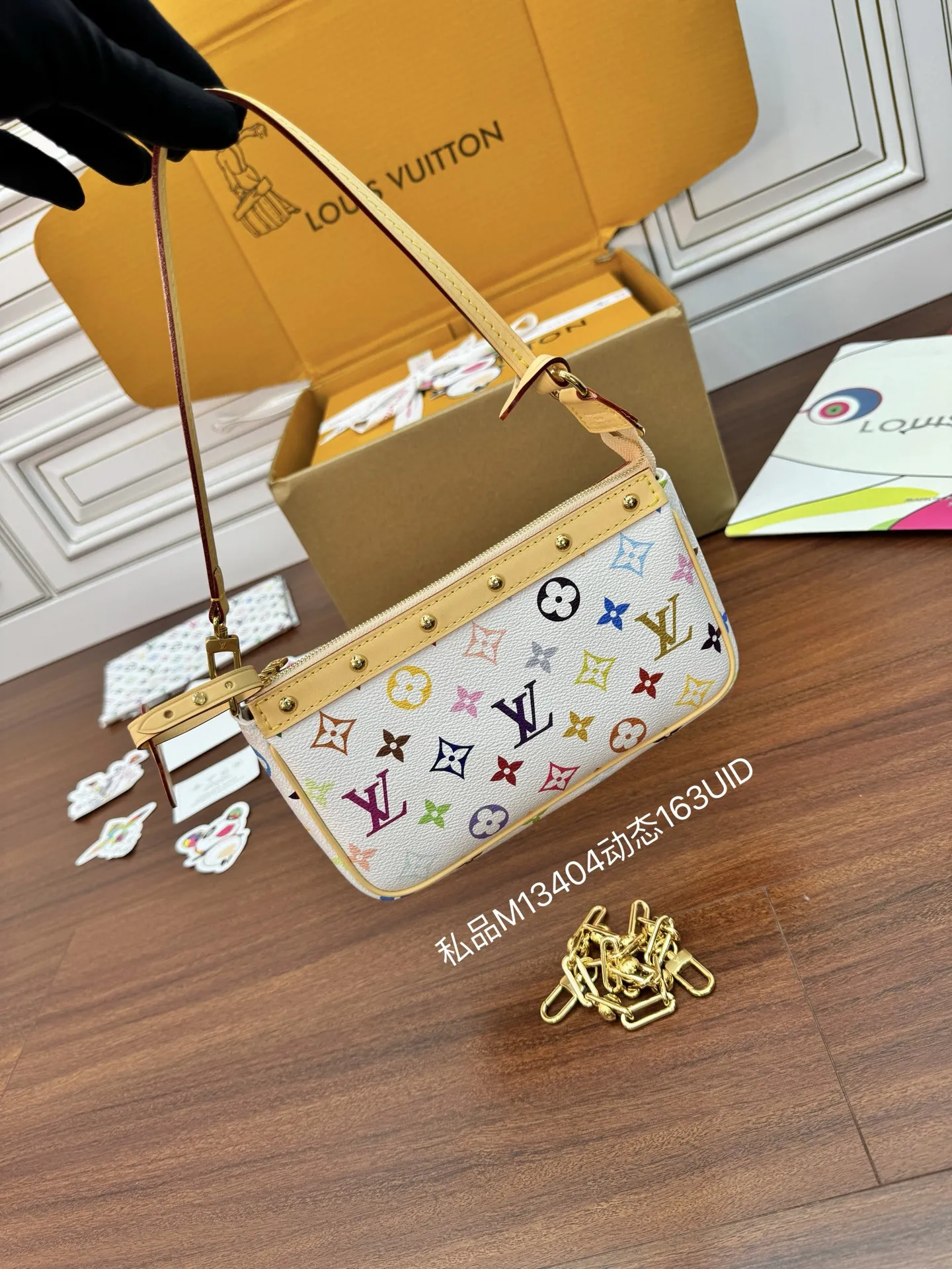 LV M13404 动态电子芯片菱形面料包 单肩包