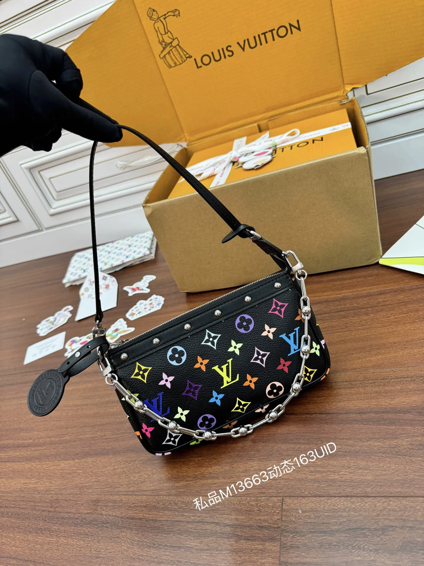 LV M13663 动态电子芯片菱形面料包 单肩包 LV M13663 动态电子芯片菱形面料包 单肩包