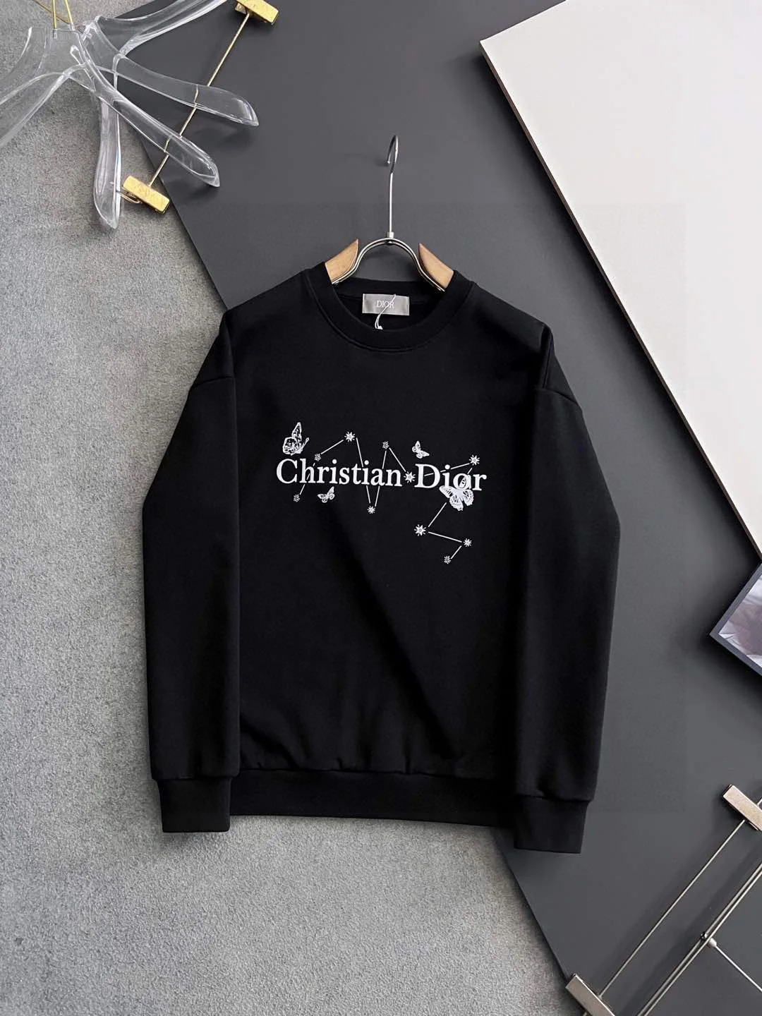 迪奥 精美工艺圆领款卫衣 迪奥 精美工艺圆领款卫衣