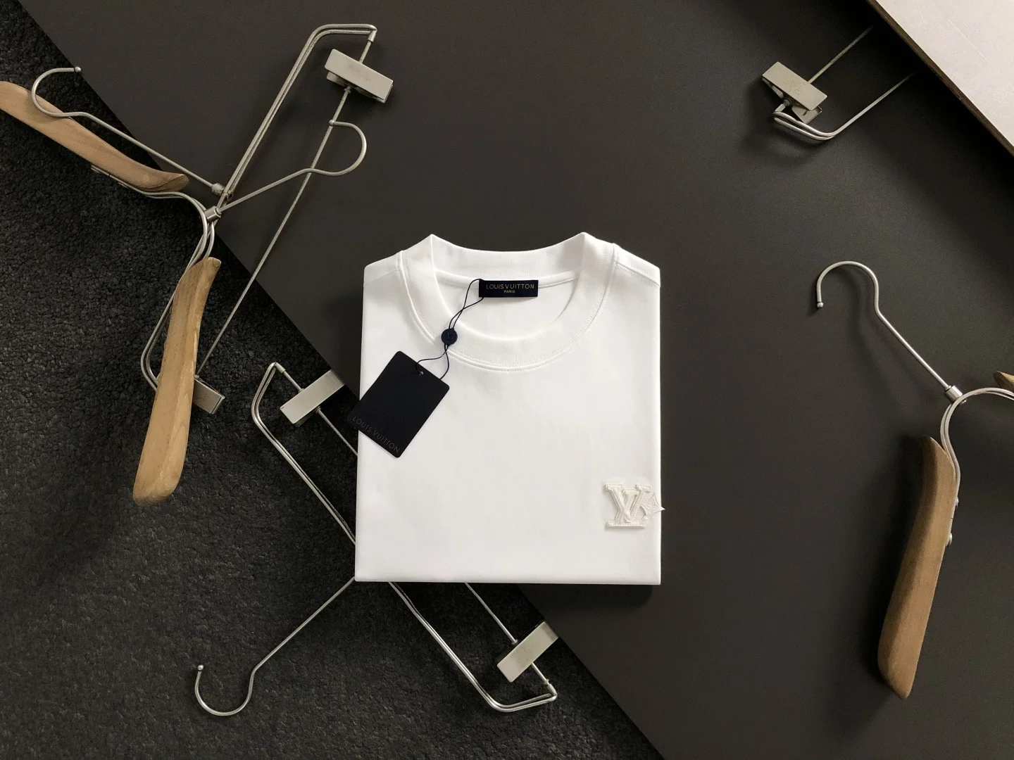 LV l2026春夏 马毛绣标短袖