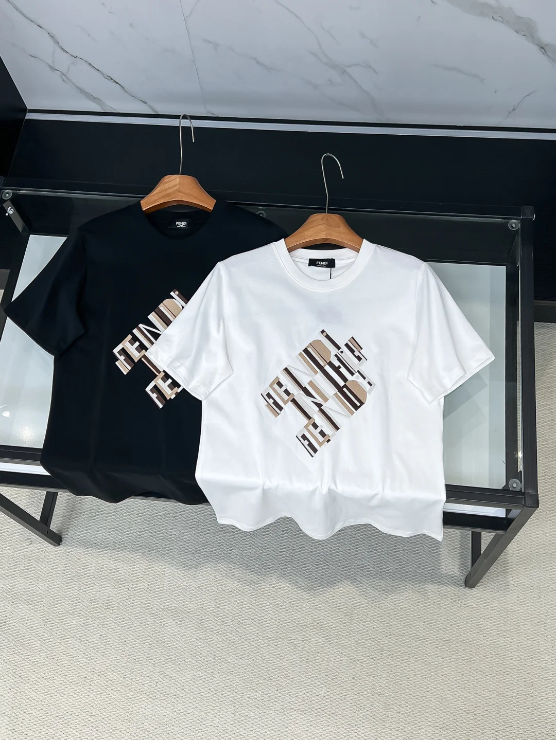 芬迪 26SS新品专柜T台走秀款刺绣 短袖T恤 芬迪 26SS新品专柜T台走秀款刺绣 短袖T恤