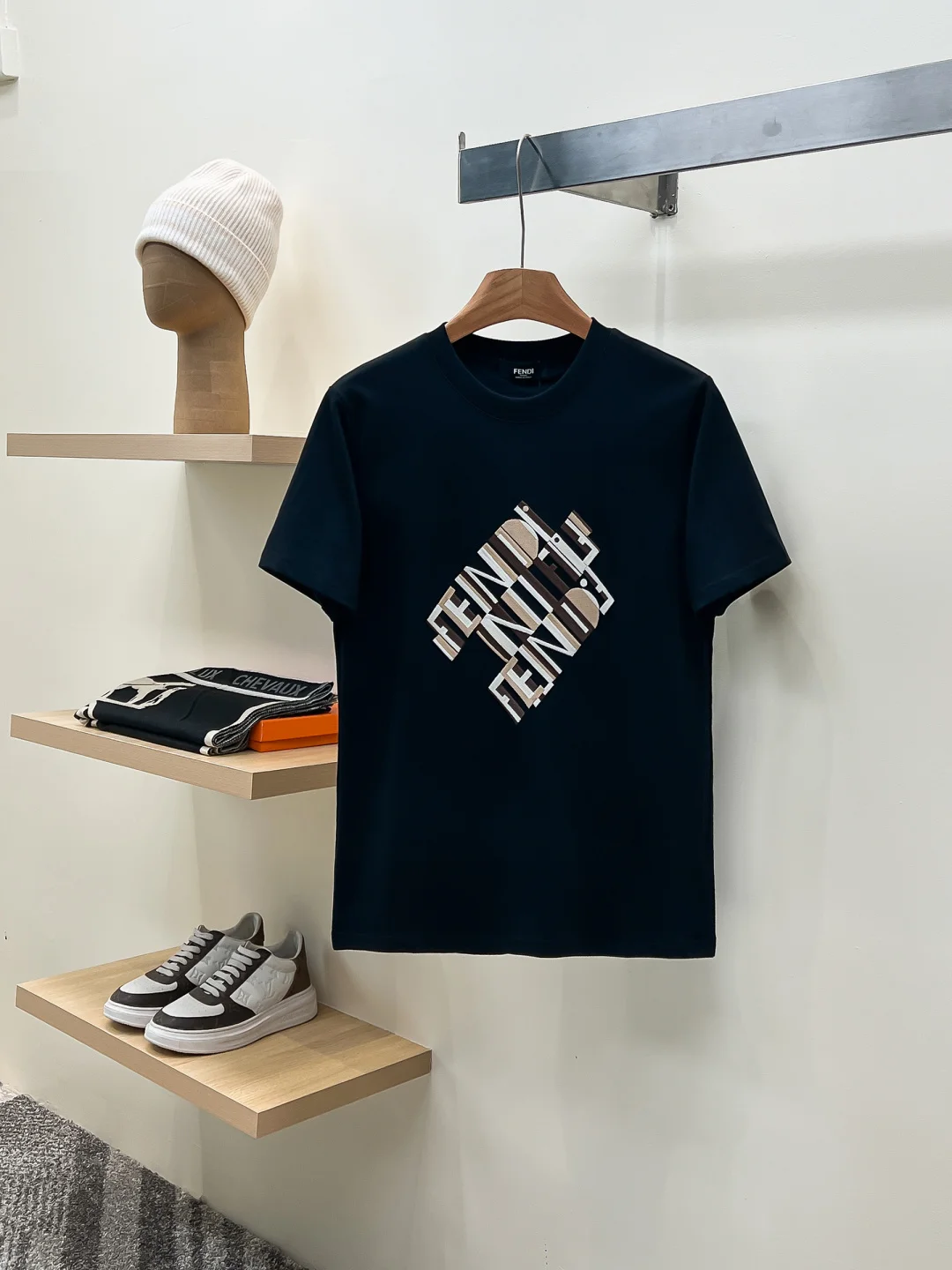 芬迪 26SS新品专柜T台走秀款刺绣 短袖T恤 芬迪 26SS新品专柜T台走秀款刺绣 短袖T恤