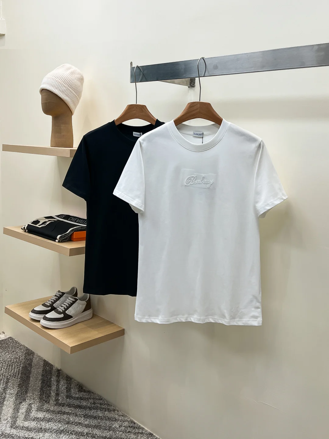 巴宝莉  BUR春夏手工贴布绣加高密度包边刺绣圆领短袖