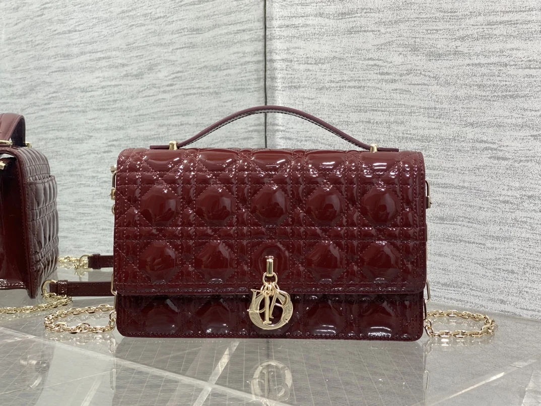 迪奥 藤纹格 酒红漆皮珍珠链条手拿包 女士斜挎包