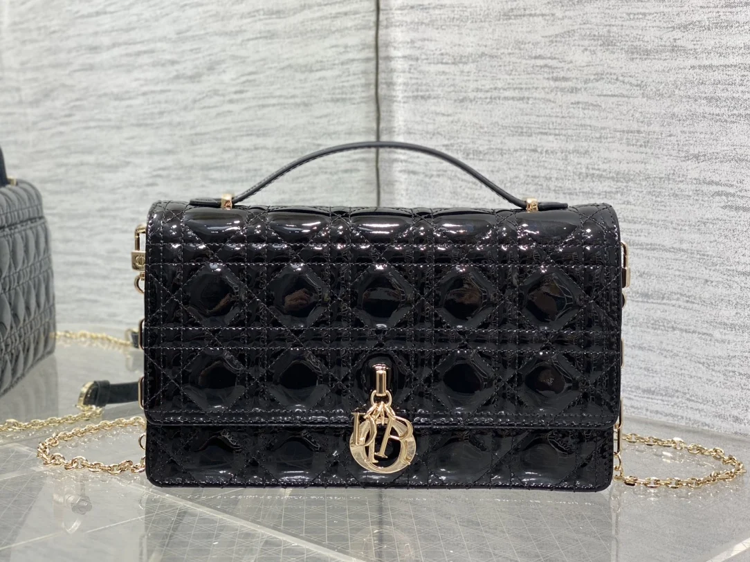 迪奥  藤纹格黑色漆皮珍珠链条手拿包 女士斜挎包