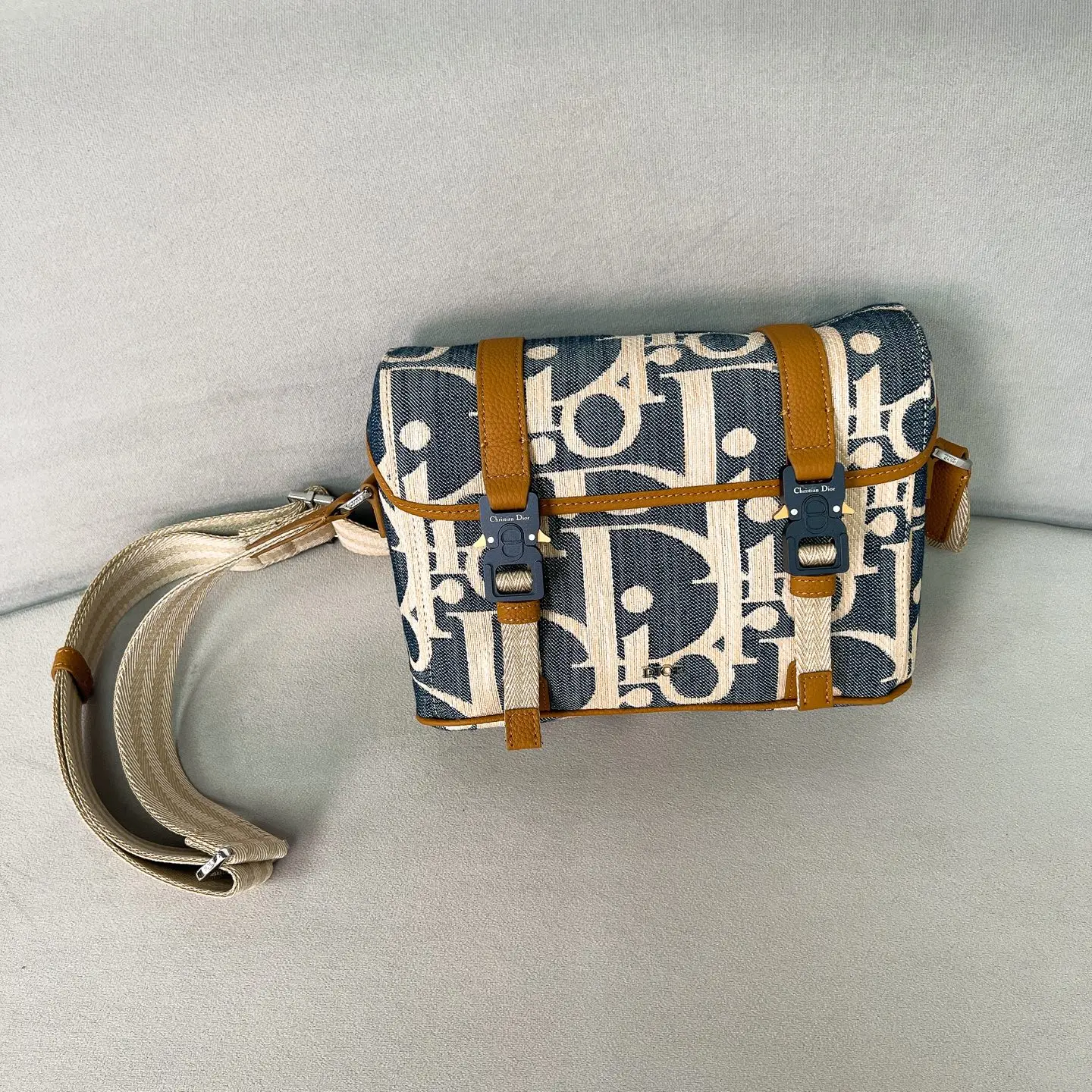 迪奥 新品首发HitTheRoad牛仔配皮翻盖信使包 男士斜挎包 迪奥 新品首发HitTheRoad牛仔配皮翻盖信使包 男士斜挎包